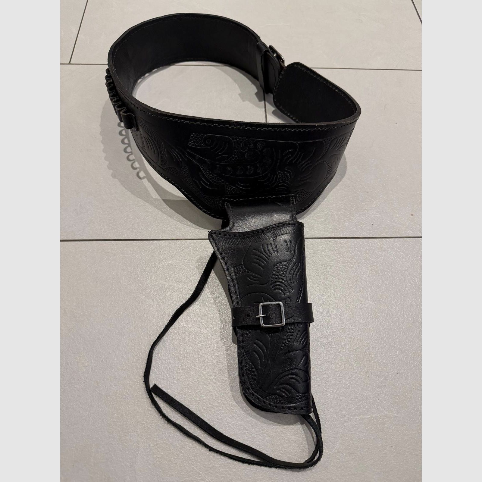High-quality western leather holster with cartridge belt – Black, tooled