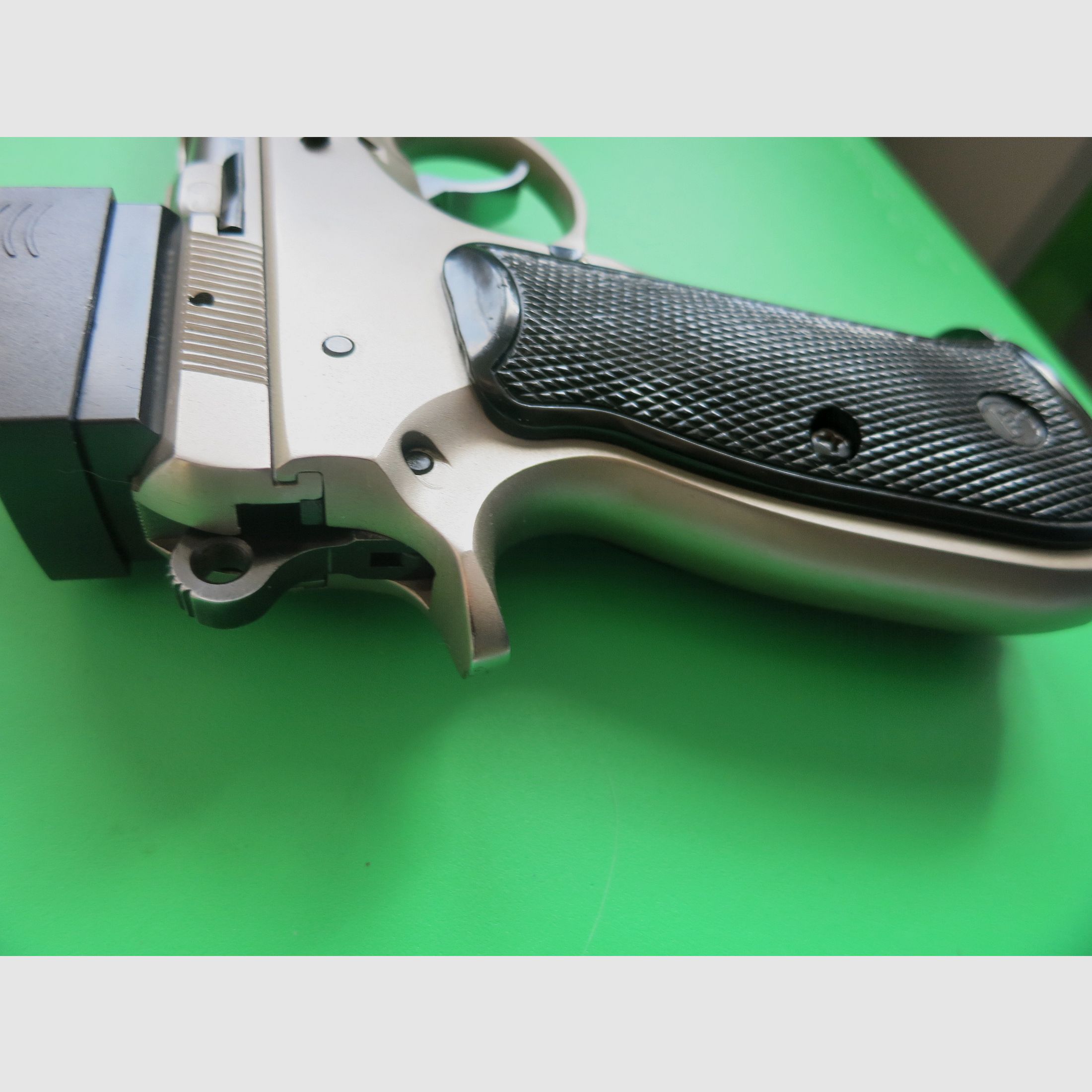 Brünner CZ75 B stainless or ČZ 75 (Česká zbrojovka), semi-automatic pistol, cal. 9×19 + Burris Fastfire #90