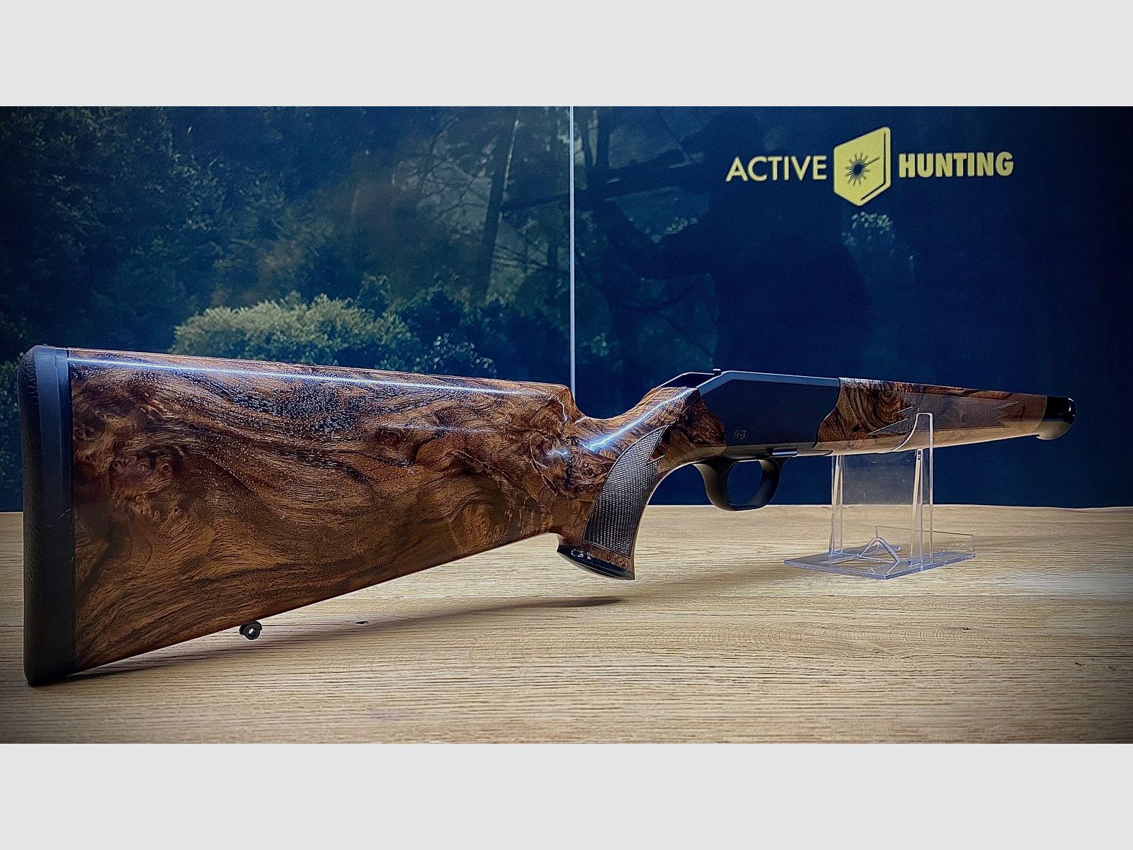 Blaser R8 Schaft / Holzklasse 7 / Bayrische Doppelfalzbacke / glänzendes Finish / Logo Schwarz