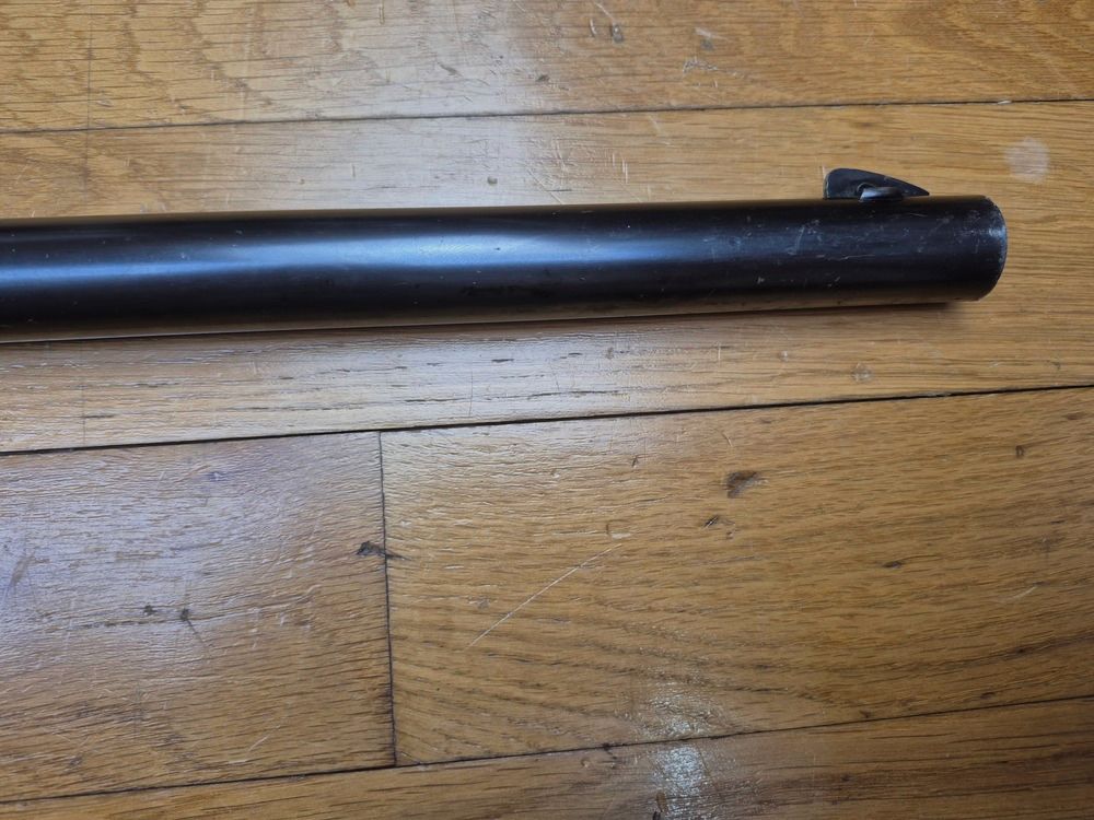 Excepcional carabina Winchester modelo 1885 – Cal. 45-90 – 1er patente de Browning! – Especial para bisontes y TLD! – Arma de 1899 – Muy raro modelo High Wall Receiver Redondo – Muy hermosa madera de nogal americano – Caja bronceada original TBE – Mecánica perfecta – Cañón pesado Espejo – Buenas marcas – Alza Buck Horn forjada y diopter Marble – TBE+, imagen 41 de 41
