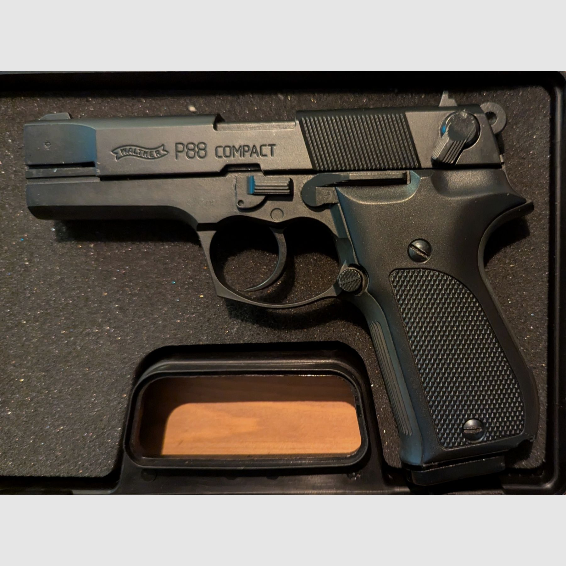 Umarex Walther P88 Compact 9mm Schreckschuss inkl. Holster, Ersatzmagazin, Abschussbecher, Reinigungsbürste, Transportkoffer und Ersatzteilset.