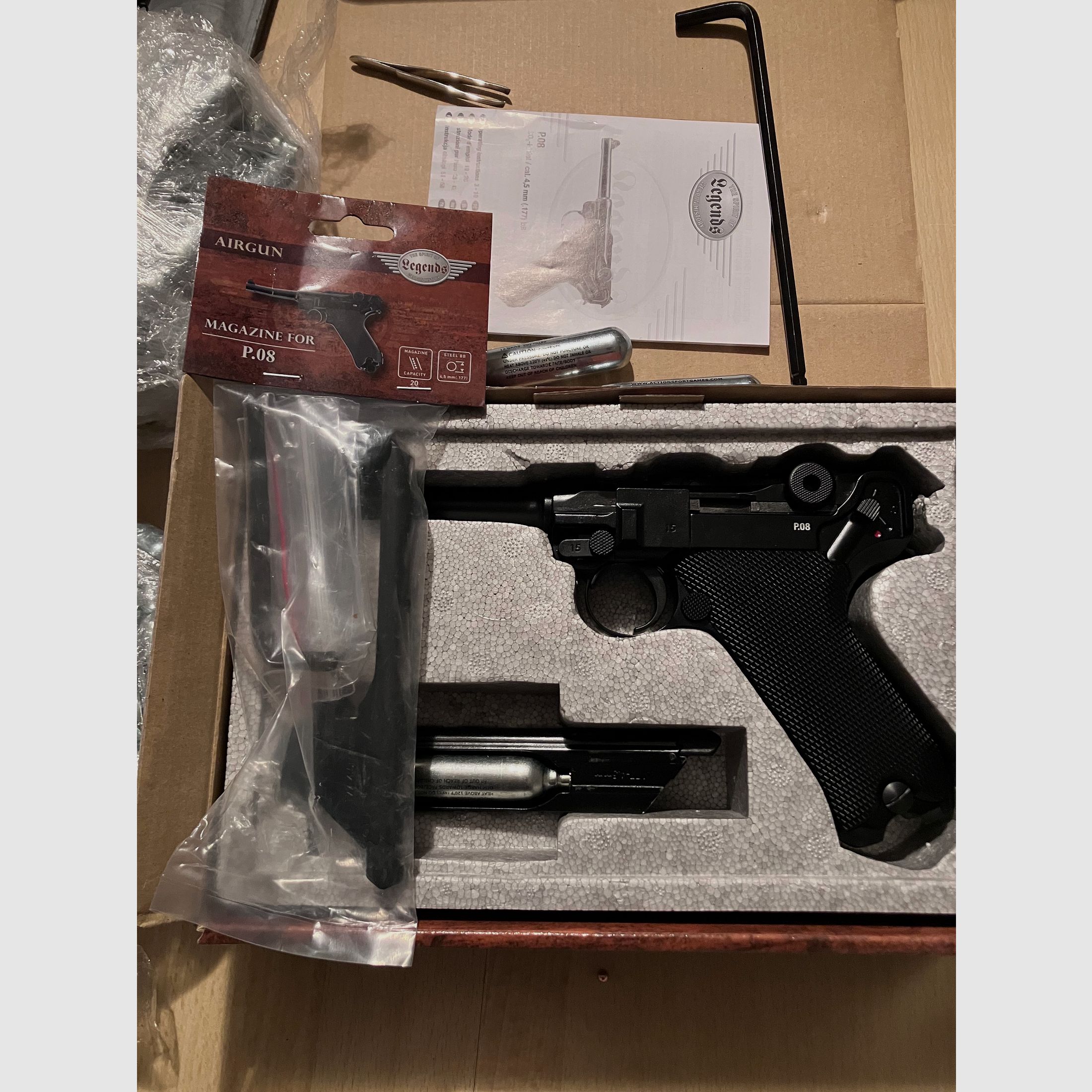 Luger P08 4.5mm Blowback z wyposażeniem