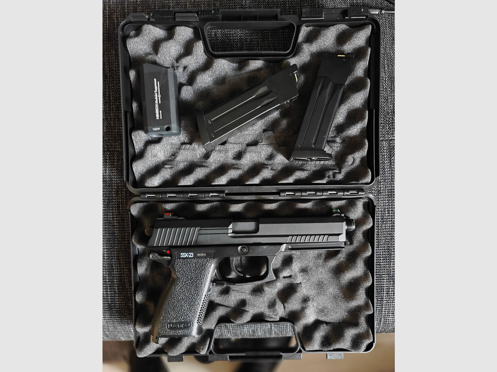Novritsch SSX23 Gas Airsoft Pistole plus Zusatzmagazin und Silencer