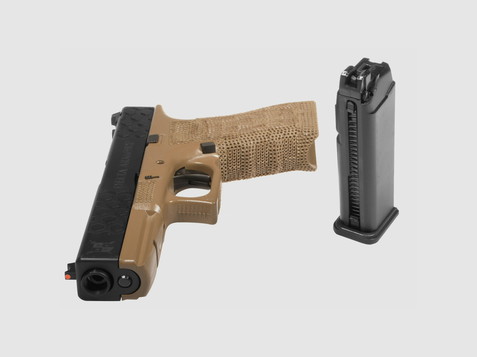 P03 GBB Airsoft Pistole in TAN | Delta Armory