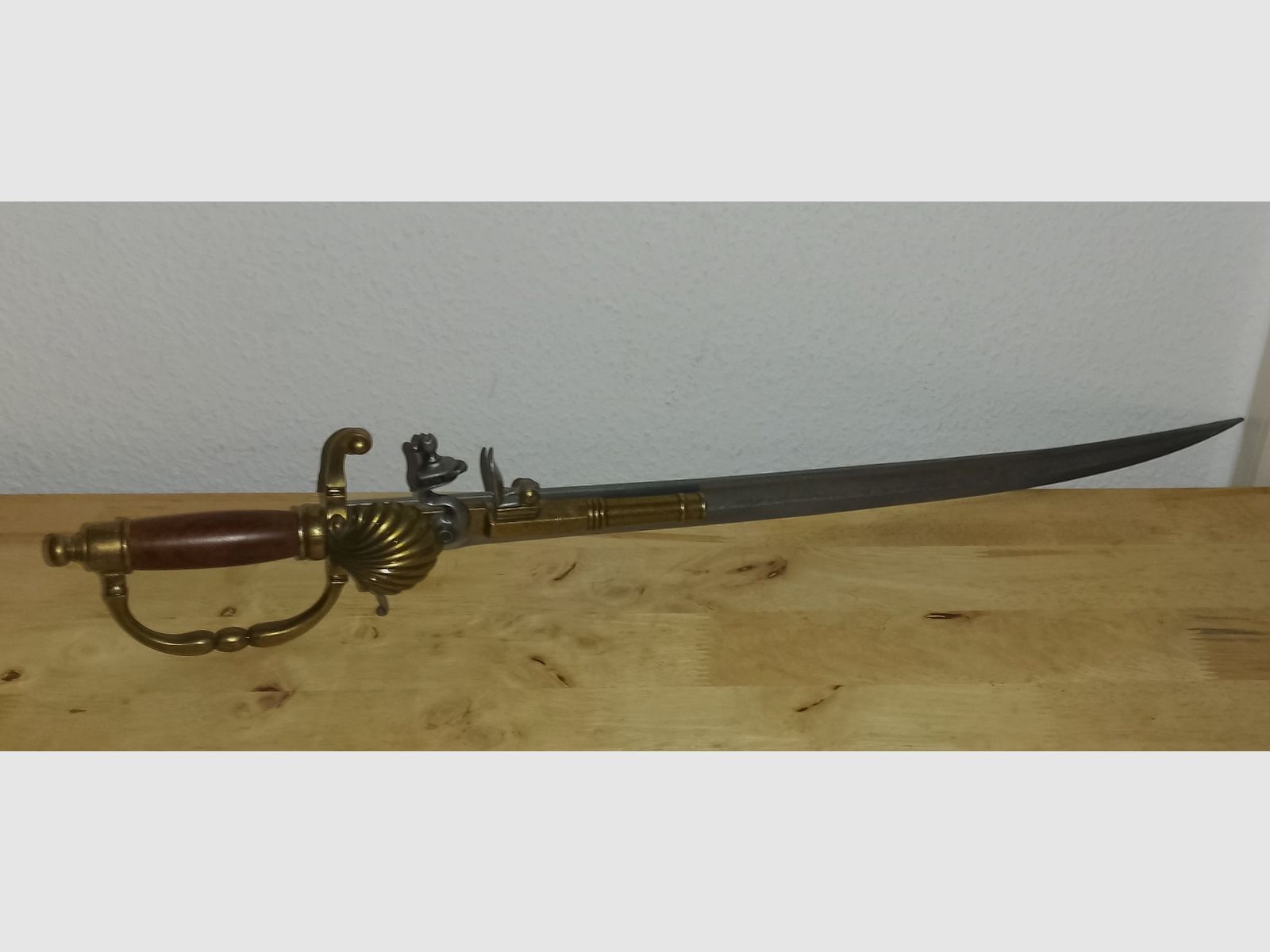 Dekoracyjny szabel z pistoletem skałkowym ok. 72 cm