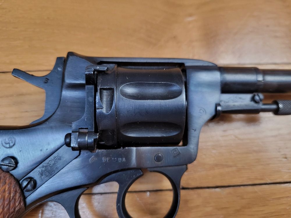 Piękny rosyjski rewolwer model 1895 zwany Nagant – Arsenal w Tuli – Broń monomatyczna z 1931 roku – Kaliber 7,62 Nagant – Bardzo ładna mechanika – Piękne oksydowanie – Wspaniała lufa – Broń wyboru w TBE++, zdjęcie 19 z 22