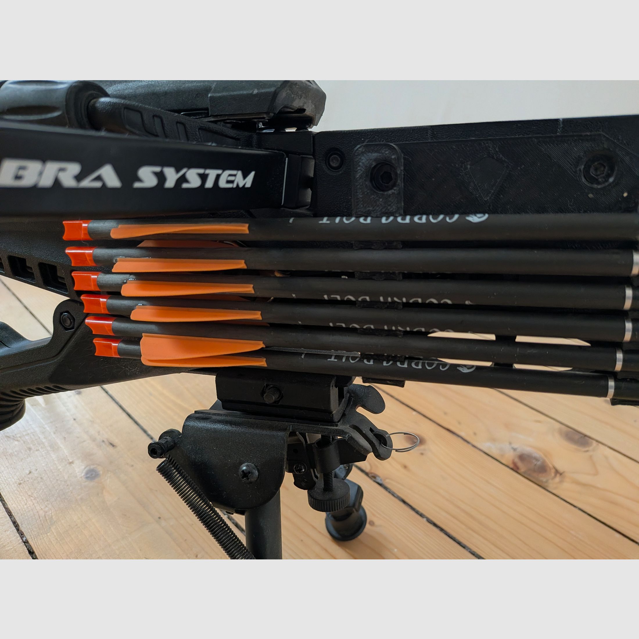 EK Archery Cobra R10 RX (130 lbs) inkl. 24 Deep Penetration Bolzen – jak nowy