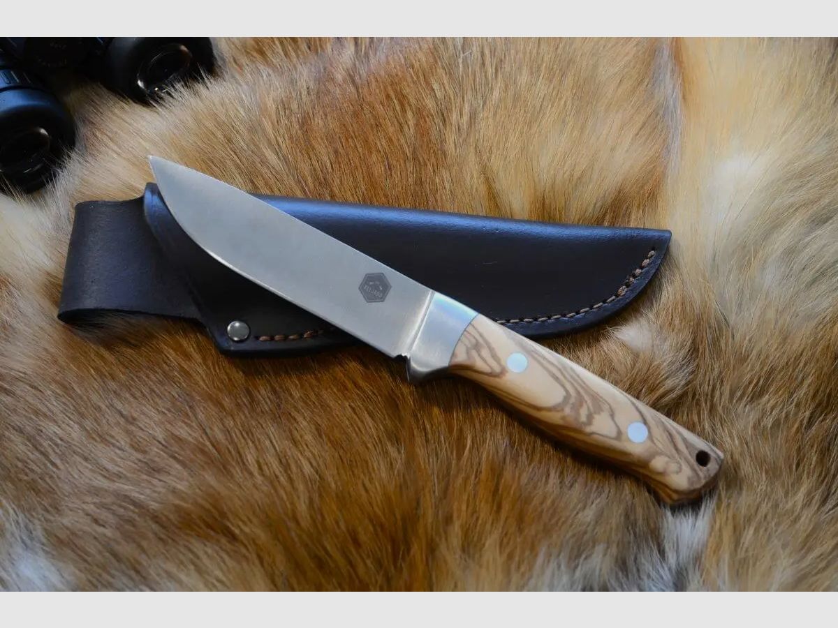 Noże myśliwskie Alljagd z uchwytami z drewna oliwnego