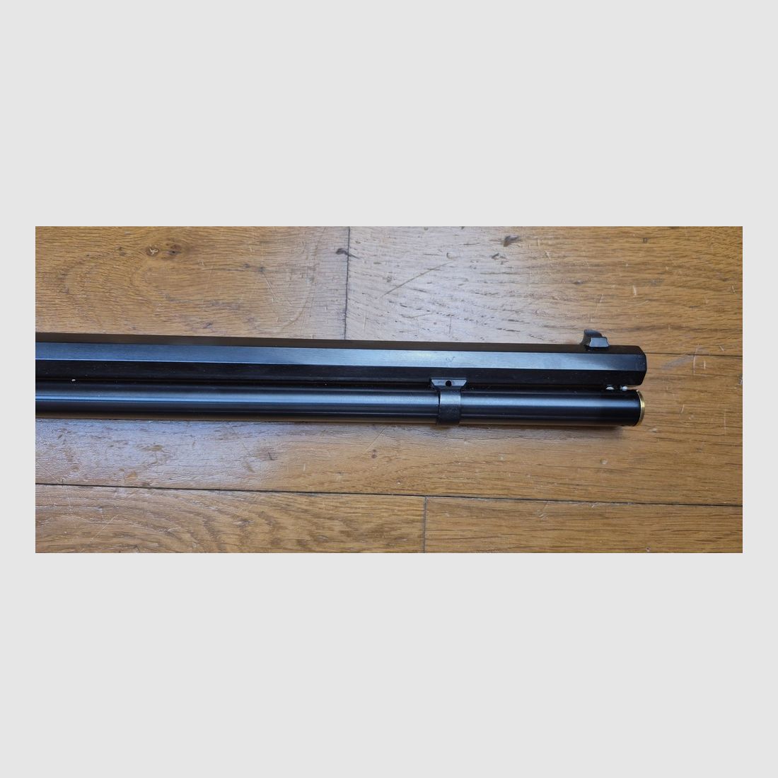 Winchester Kommemoration « Oliver F. Winchester » OFW 1894 – 19.999 Ex. – Wunderschöne Rauten – 38-55Win – Nie geschossen – Originalbox und leere Munitionbox im Modell – Zustand TBE+++, Bild 12 von 41