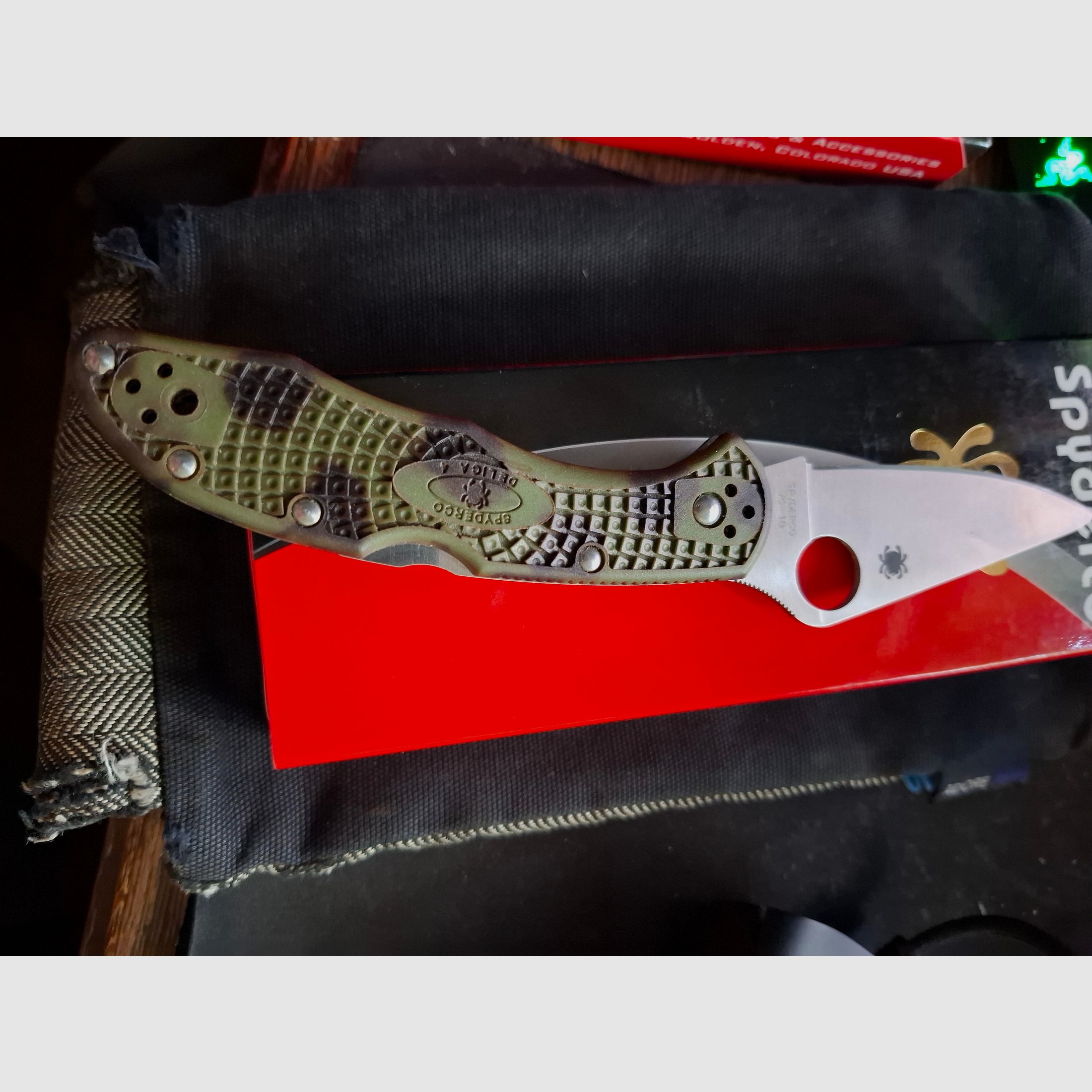 Spyderco DELICA 4 camo  in Top Zustand günstig abzugeben!