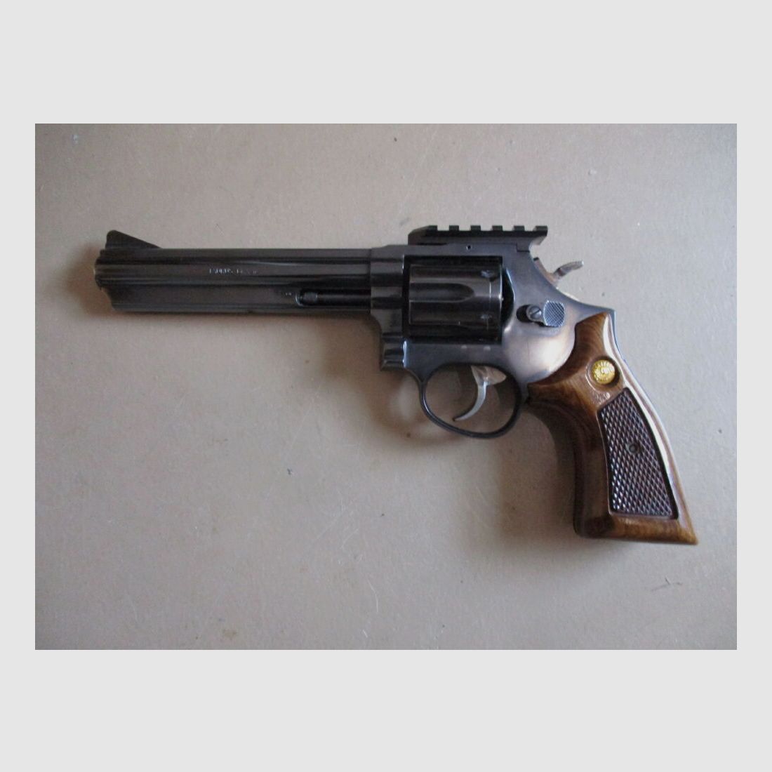 Revólver Taurus .357 mag 6 pulgadas con riel Weaver Weigand y mira