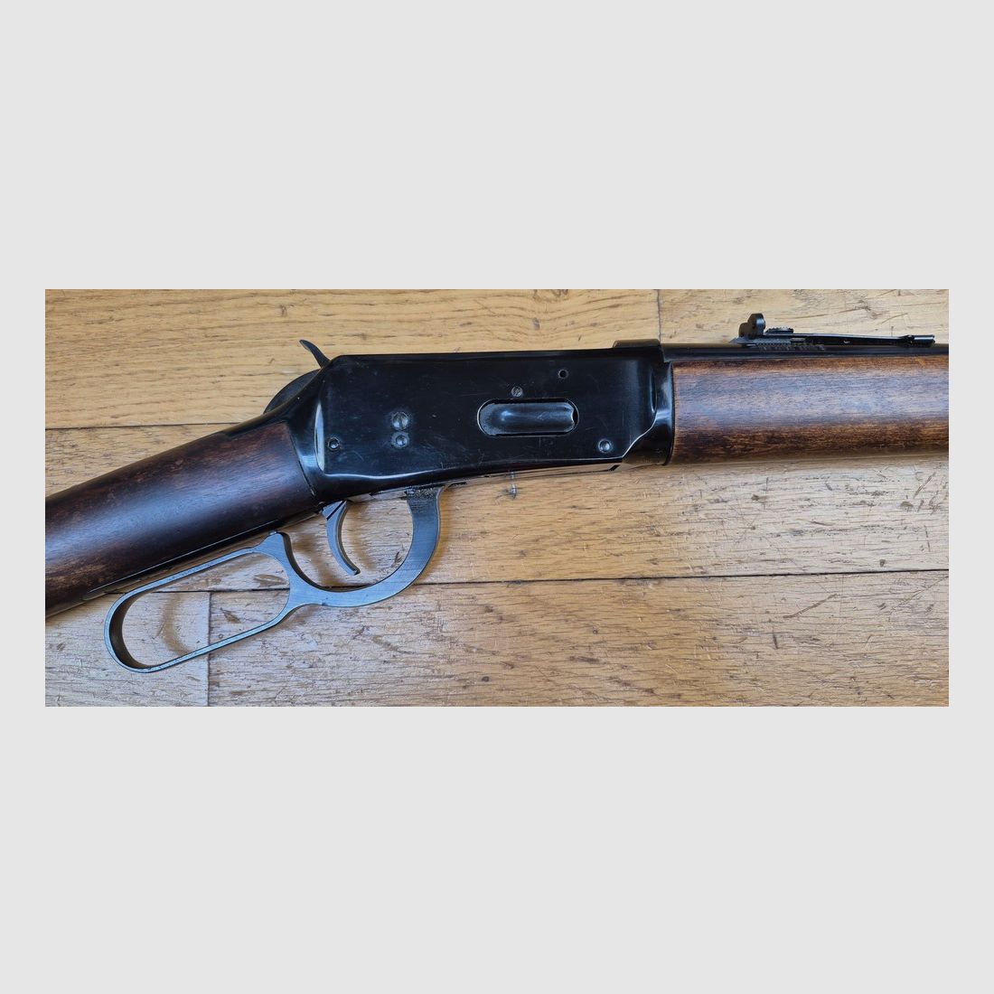Sehr schöne Winchester Modell 1894 – Kaliber 30-30 – Hergestellt in den USA 1969 – Kapazität 8+1 – Schöne rotbraune Nuss – Mechanischer und ästhetischer Zustand selten für seine 56 Jahre! – Sehr schöne Konstruktion Made in USA – Schaftplatte aus Stahl vor 1971 – TBE++, Bild 5 von 40