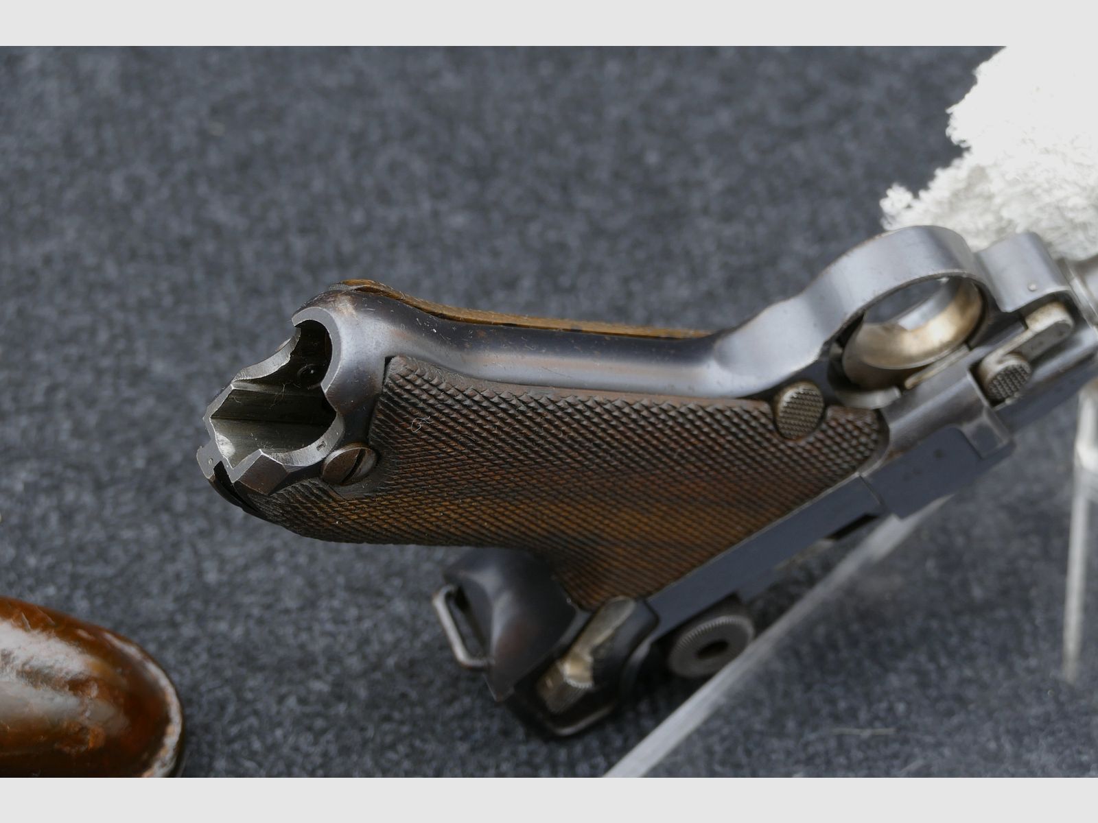 Pistole 08 aus Fertigung der Königlich Preußischen Gewehrfabrik Erfurt, Herstellungsjahr 1916, im Kaliber 9 mm Luger / 9x19. WHB9, Bild 9 von 20