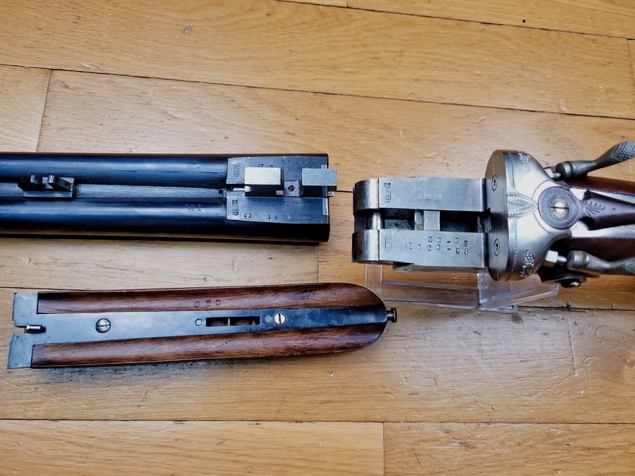 Sehr schönes Seitengewehr mit externen Hahn – In 12/70 – Von Victor Sarasqueta unter der Marke Ego – Echte Schlagplatten (!) – Hoher Verarbeitungsgrad – Pistolengriff mit Wiener Backe aus geöltem Nussbaum ohne die geringsten Makel – Große Reserve im Schlüssel – Spiegelkanonen mit perfekter Brünierung – Prüfung 1200 bar -Neuwertig, Bild 33 von 38