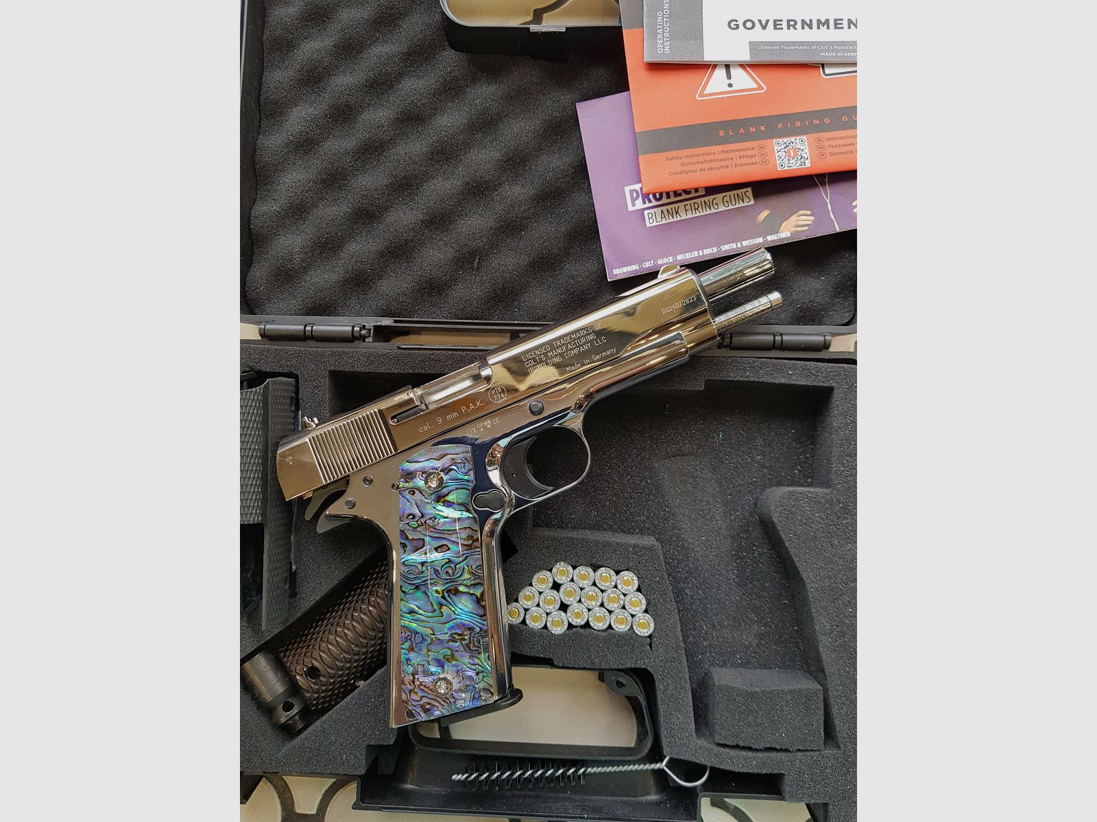 Vitrinen Stück zu verkaufen: Colt 1911 in Chrom