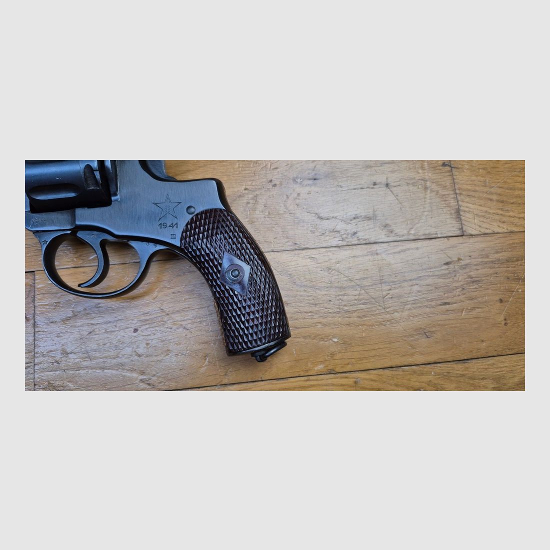 Schöner russischer Revolver Modell 1895, genannt Nagant – Tula Arsenal – Einzellaufwaffe von 1941 – Kaliber 7,62 Nagant – Sehr schöne Mechanik – Schöne Brünierung – Guter Lauf – Sowjetisches Etui im Modell mit Putzstock – Waffe in BE+/TBE, Bild 3 von 31