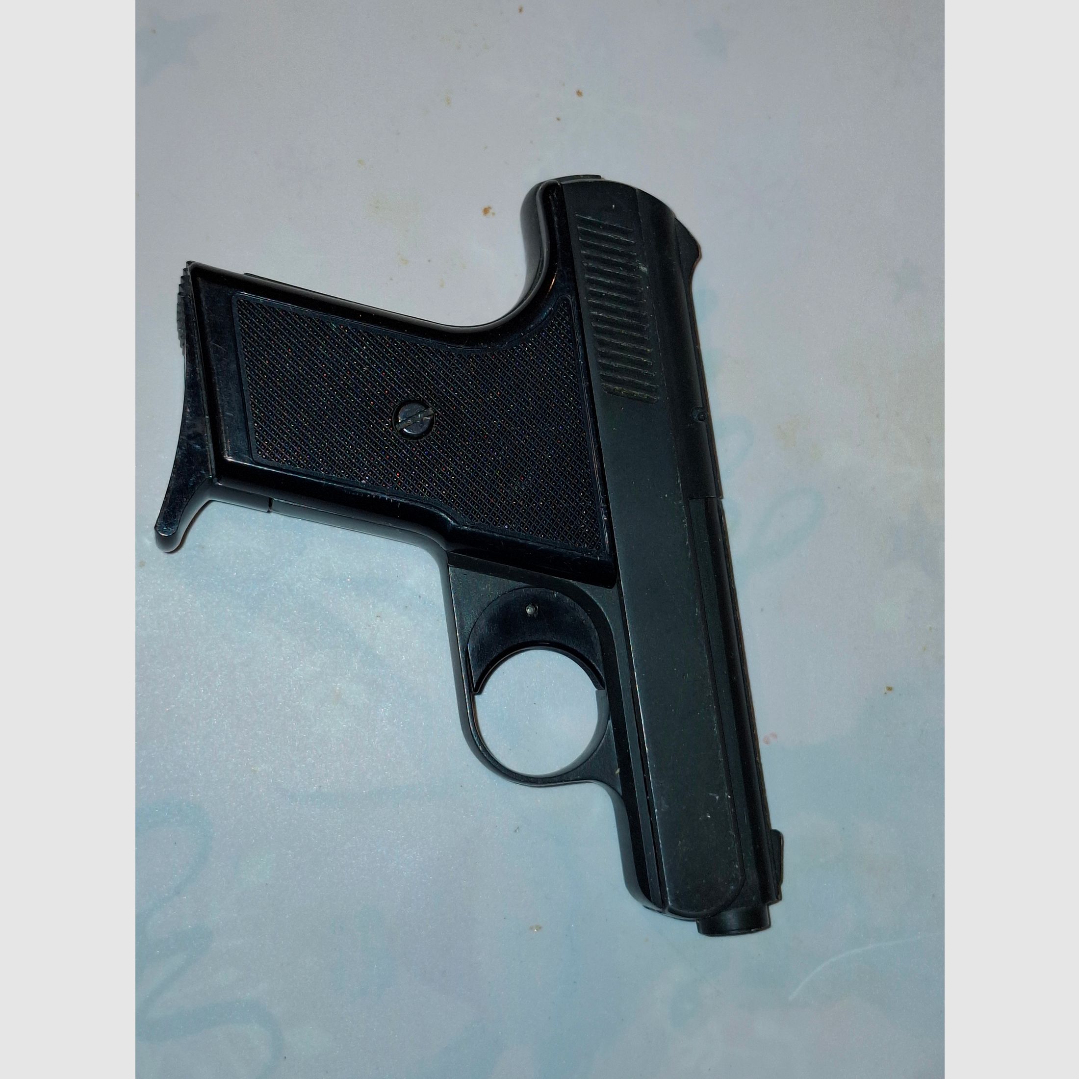 4 pistolets/ revolvers à blanc