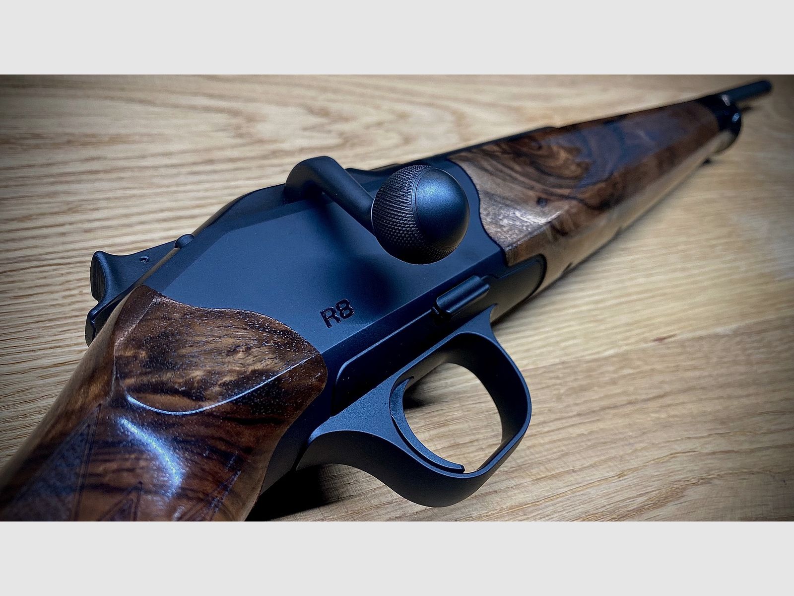 Blaser R8 Holzklasse 7 / Stahlkugel graviert mit Fischhaut / Kaliber und Lauflänge nach Wahl