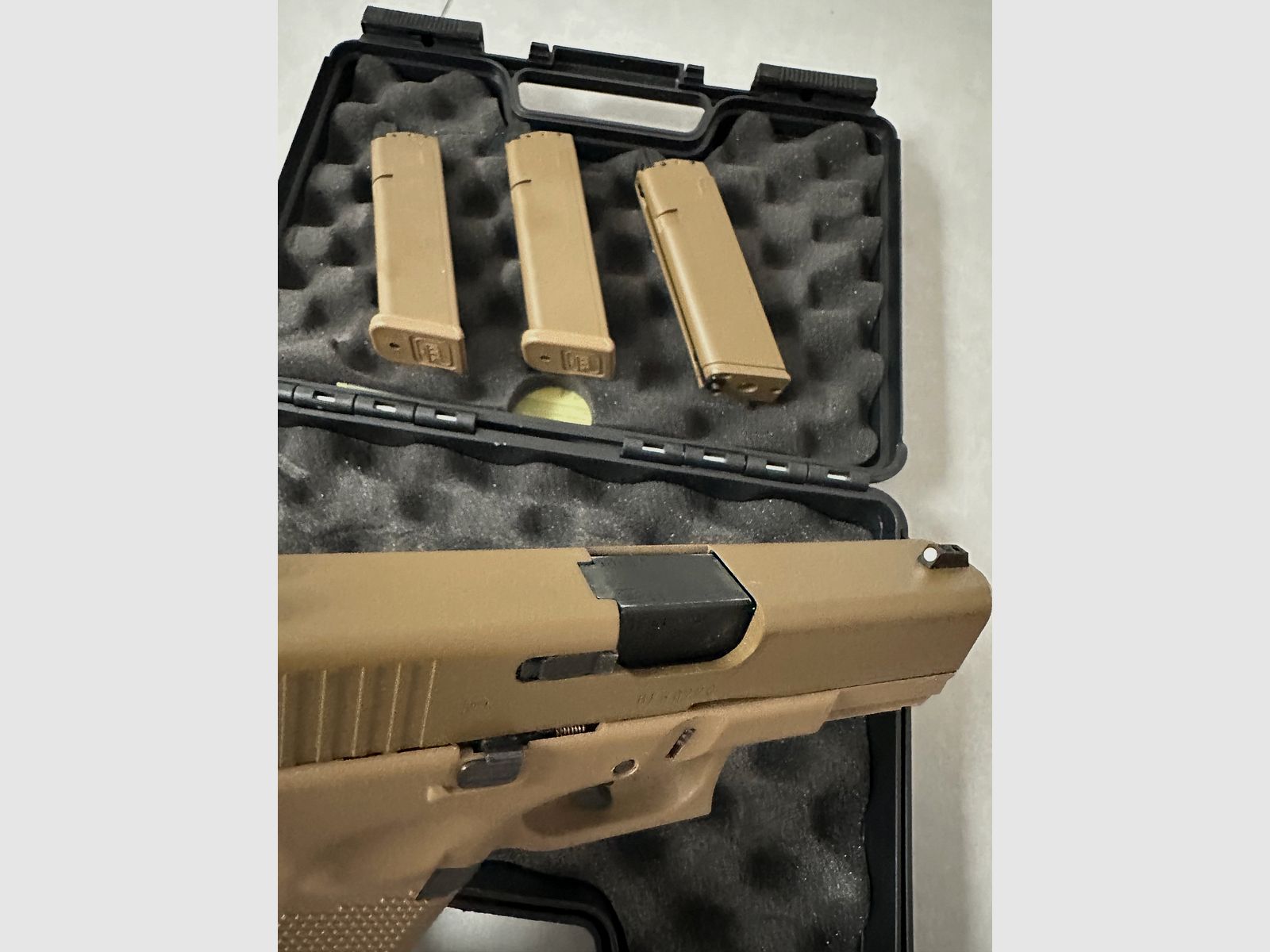 Glock vfc 19x gbb with 3 extra magazines