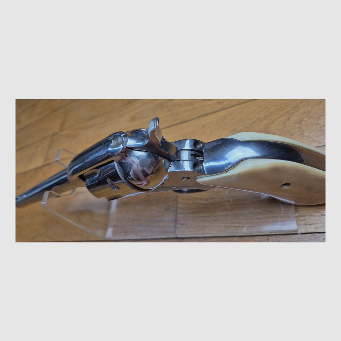 Sehr schöner Ruger Vaquero Revolver – Kal. .45 Colt mit sechs Schuss – Lauf 7,5 Zoll – Version „Old model“ (die stabilste!) – Wunderschöne „Stainless“-Oberfläche mit dicken Griffschalen aus Knochen – Geliefert mit Originalbox und Holzgriffschalen von RUGER – Ausgezeichneter mechanischer Zustand und wunderschöner Spiegel-Lauf – Ein Top-Cowboy! – Hervorragender Zustand – TBE+/TBE++!, Bild 18 von 28