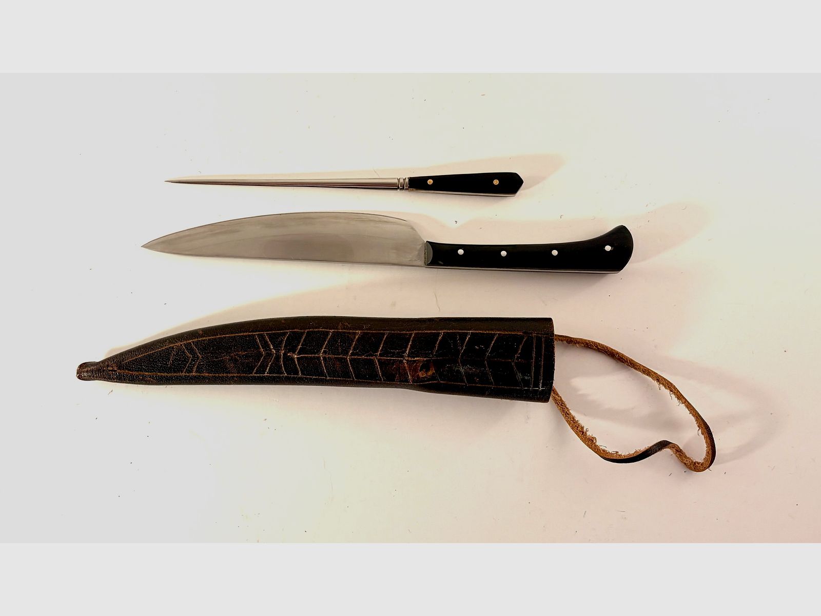 Set de armas y cubiertos medievales – espada de una mano, cubiertos y cuchillo vikingo