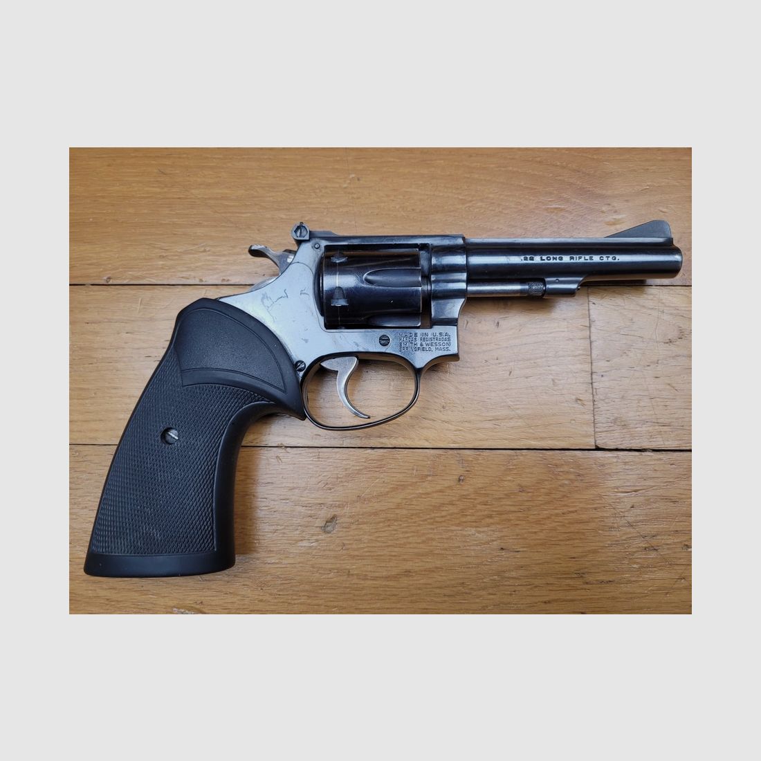 Schöner Revolver Smith & Wesson – Mod 34-1 – in .22 LR und 4 Zoll – Pachmayr-Griff – schöne Mechanik und schöner Lauf – TBE+ und perfekt für den Stand!, Bild 2 von 17