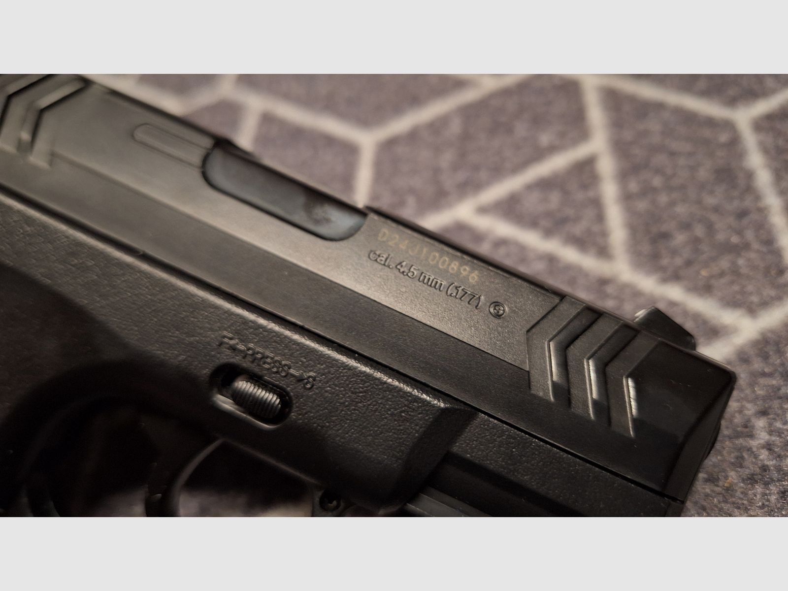 Umarex XBG - 4,5 mm Stahl BB Co2-Pistole 3x Magazine!