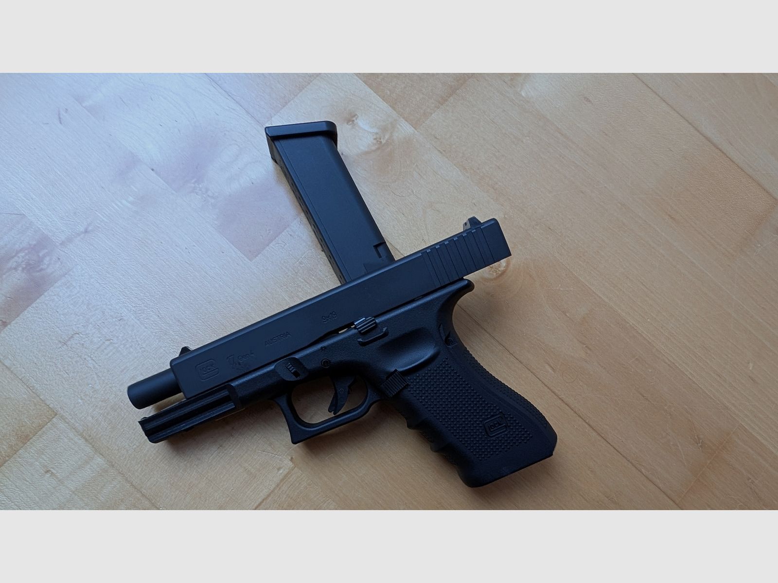 Glock 17 Gen. 4 Airsoft mit Metallschlitten CO2 BlowBack 6mm BB schwarz