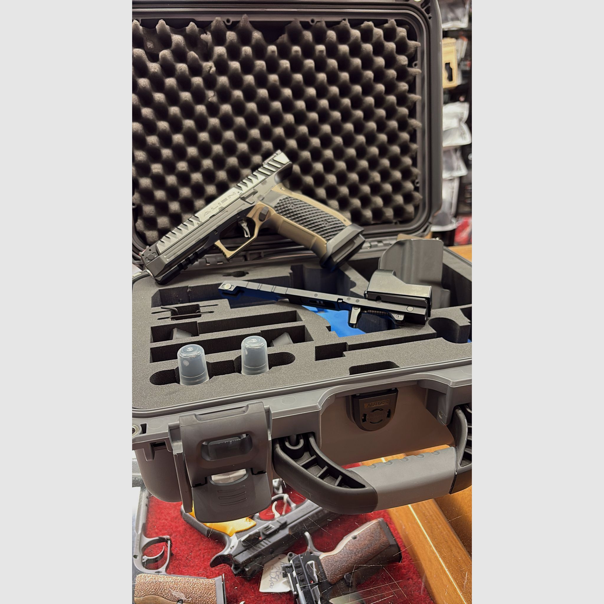 PISTOLA SEMIAUT. LAUGO ARMS ALIEN FULL KIT CAL 9X19 CON DOT E FONDINA, immagine 1 di 5