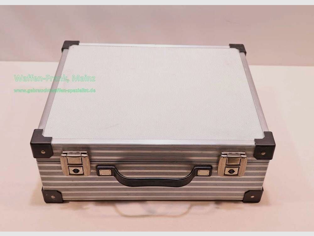 Diverse manufacturers aluminum case accessories/ammunition