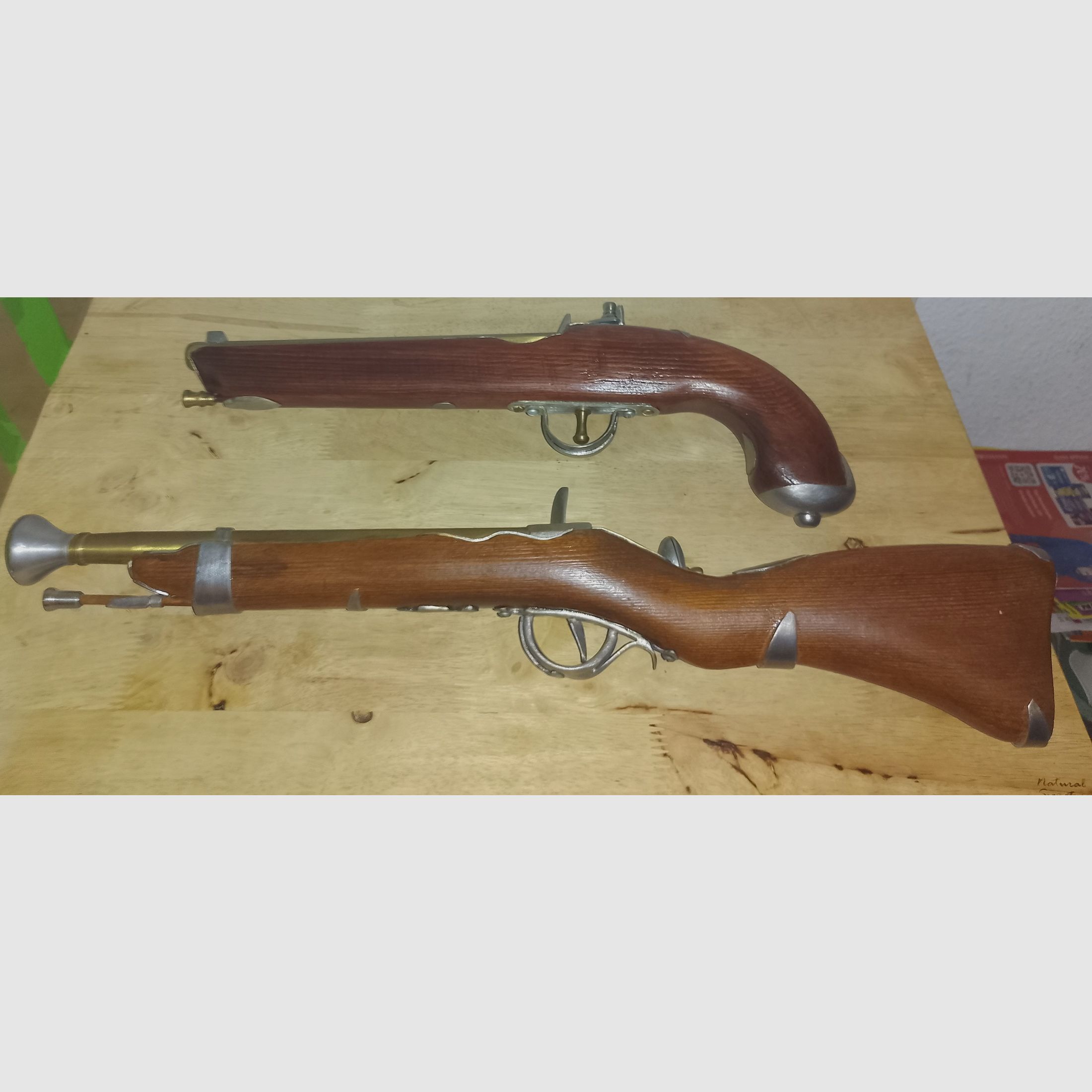 Rareza de pistolas de decoración, hecho a mano de latón, estaño y madera 58cm y 45cm