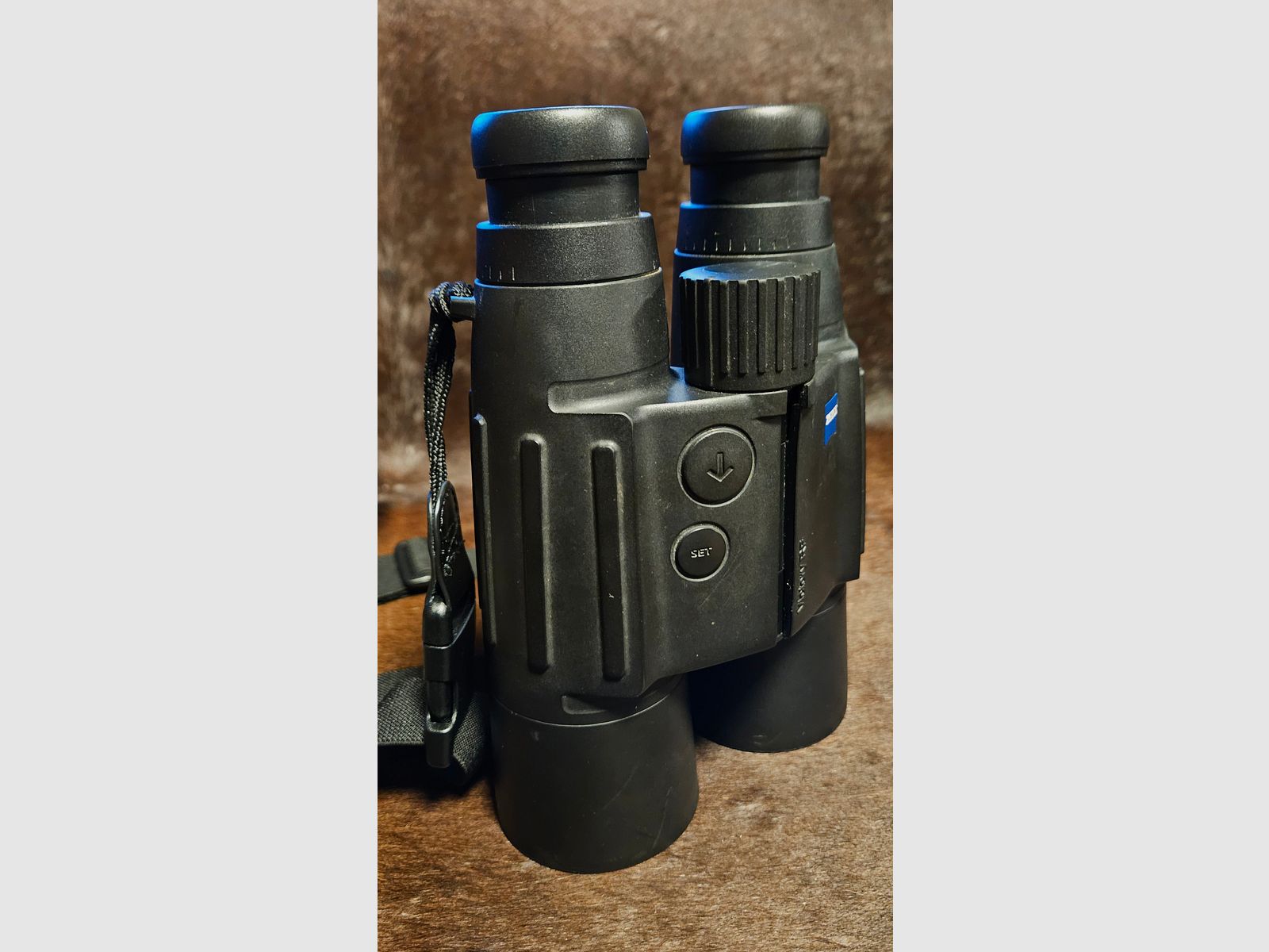 ZEISS Victory 10x56 T RF - Fernglas mit Entfernungsmesser - mit umfangreichem Zubehör