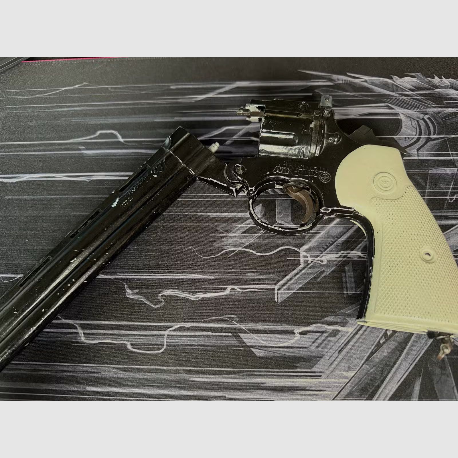 Defekter Airsoft Revolver und zwei unbekannte Schreckschusspistolen