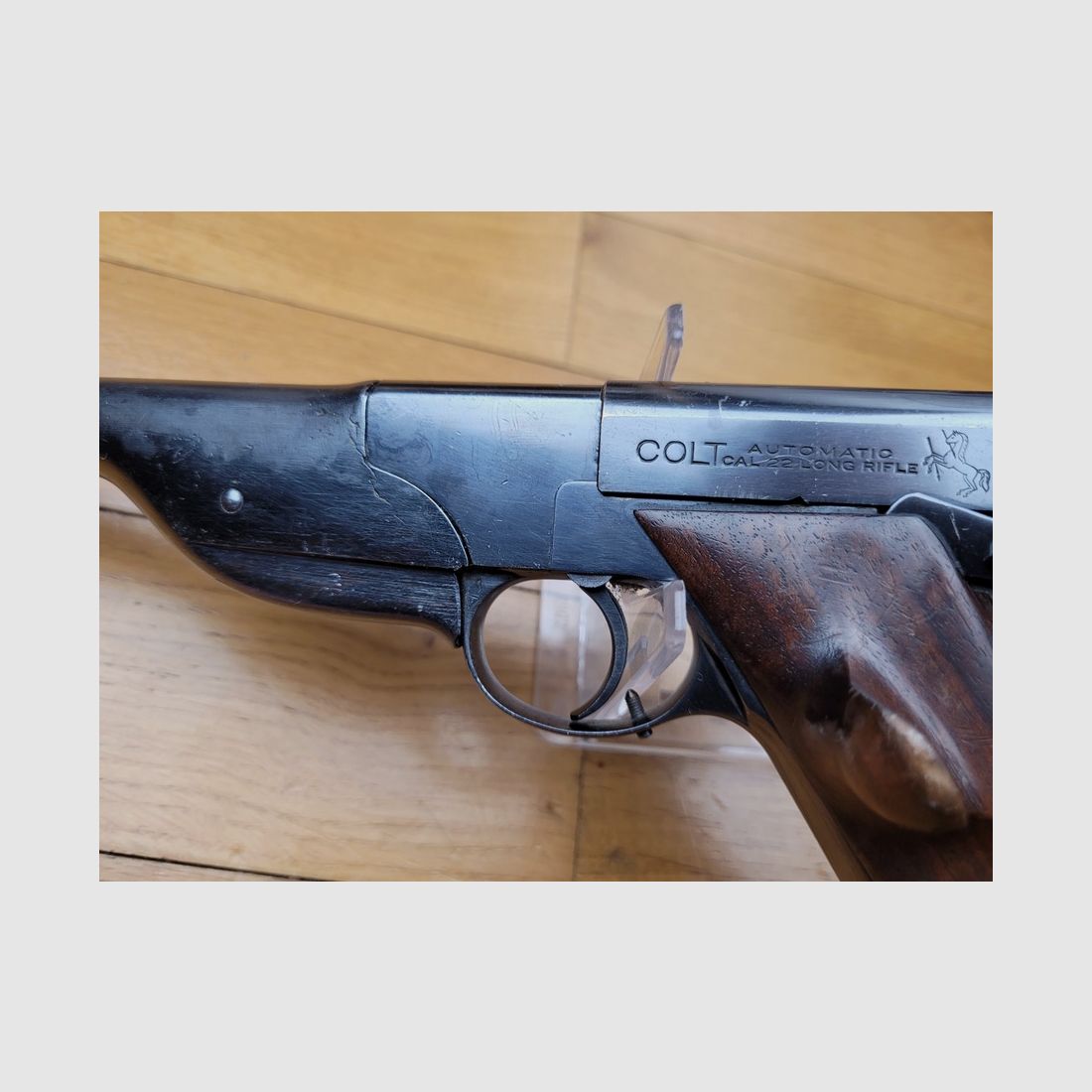 Mooie Colt Targetsman – .22LR – 1925 – 6 inch – 8 schoten – Gewikkeld – Ergonomische notenhouten kolf – Duimsteun – TBE+, afbeelding 11 van 20