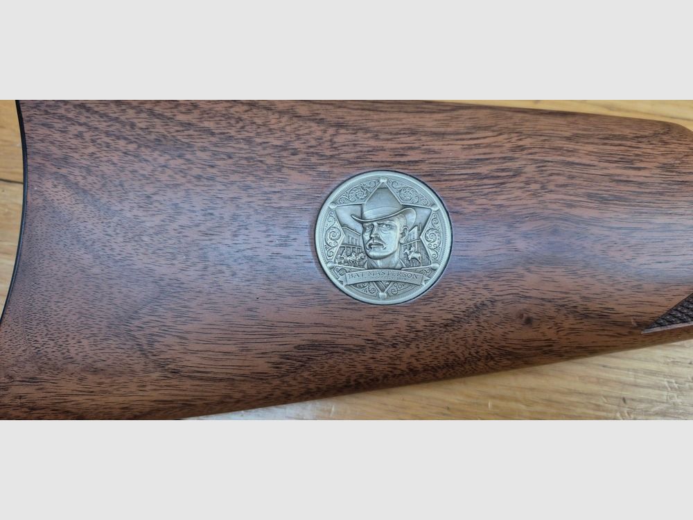 Zeer mooie Winchester herdenkingswapen "Sheriff Bat Masterson" – Saddle Rifle model 1894 – Vuurwapen uit 1979 – Slechts 8.000 exemplaren – Kal. 30-30 Win – ZELDZAAM Originele doos in BE+ – Vuurwapen in bijna nieuwe staat – TBE+++, afbeelding 4 van 36