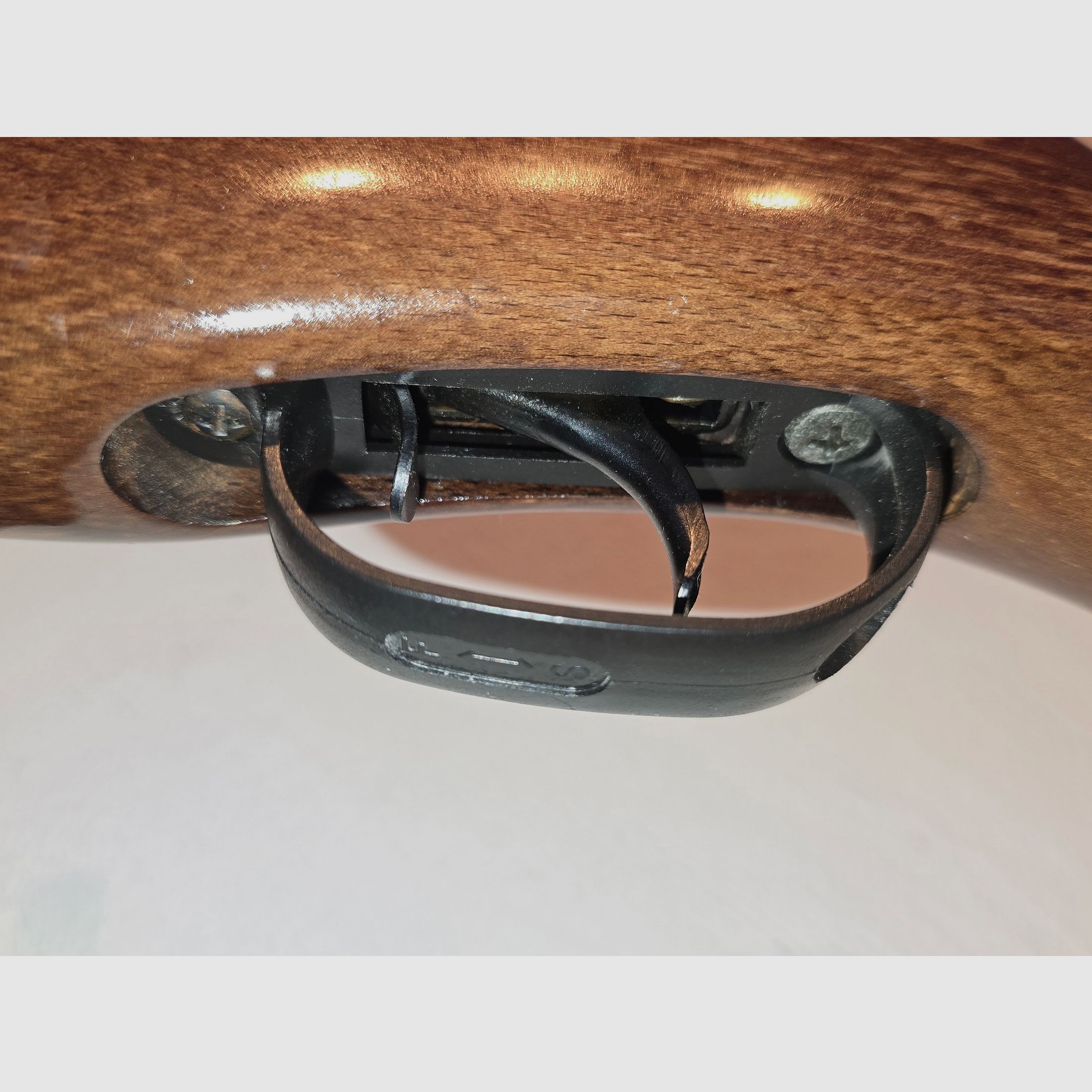 Carabina de aire comprimido GAMO MULTISHOT 8 disparos, con mira abierta en calibre 4,5 mm con 4 cargadores