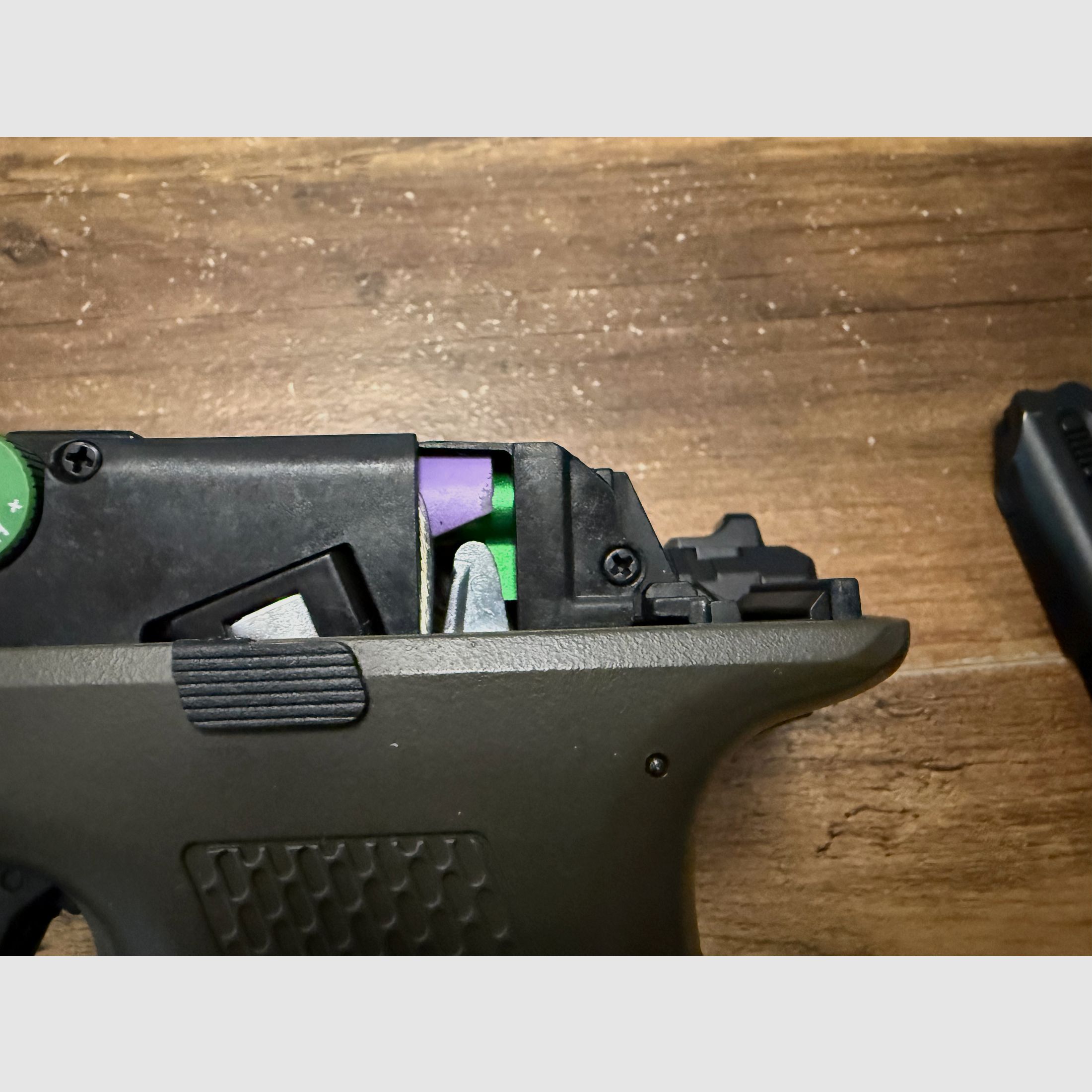 Novritsch SSE18 AEP Pistole mit Begadi Hop up und Zubehör