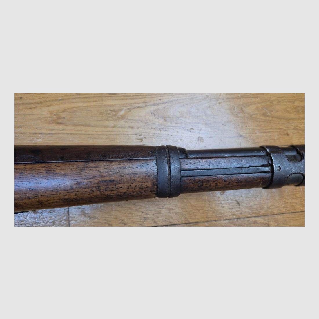 Hermoso rifle reglamentario K98 – Período del III Reich – Reacondicionado en 8 x 57 JRS (y no IS de origen) – Código "42' – Fabricado por Mauser Oberndorf en 1939 – Sin número de serie único – Excelente mecánica – Culata y madera sin marcar y en TBE – Bonito cañón con buenas estrías – Correa – Bonito conjunto y buena arma 100% de la época – TBE, imagen 9 de 36