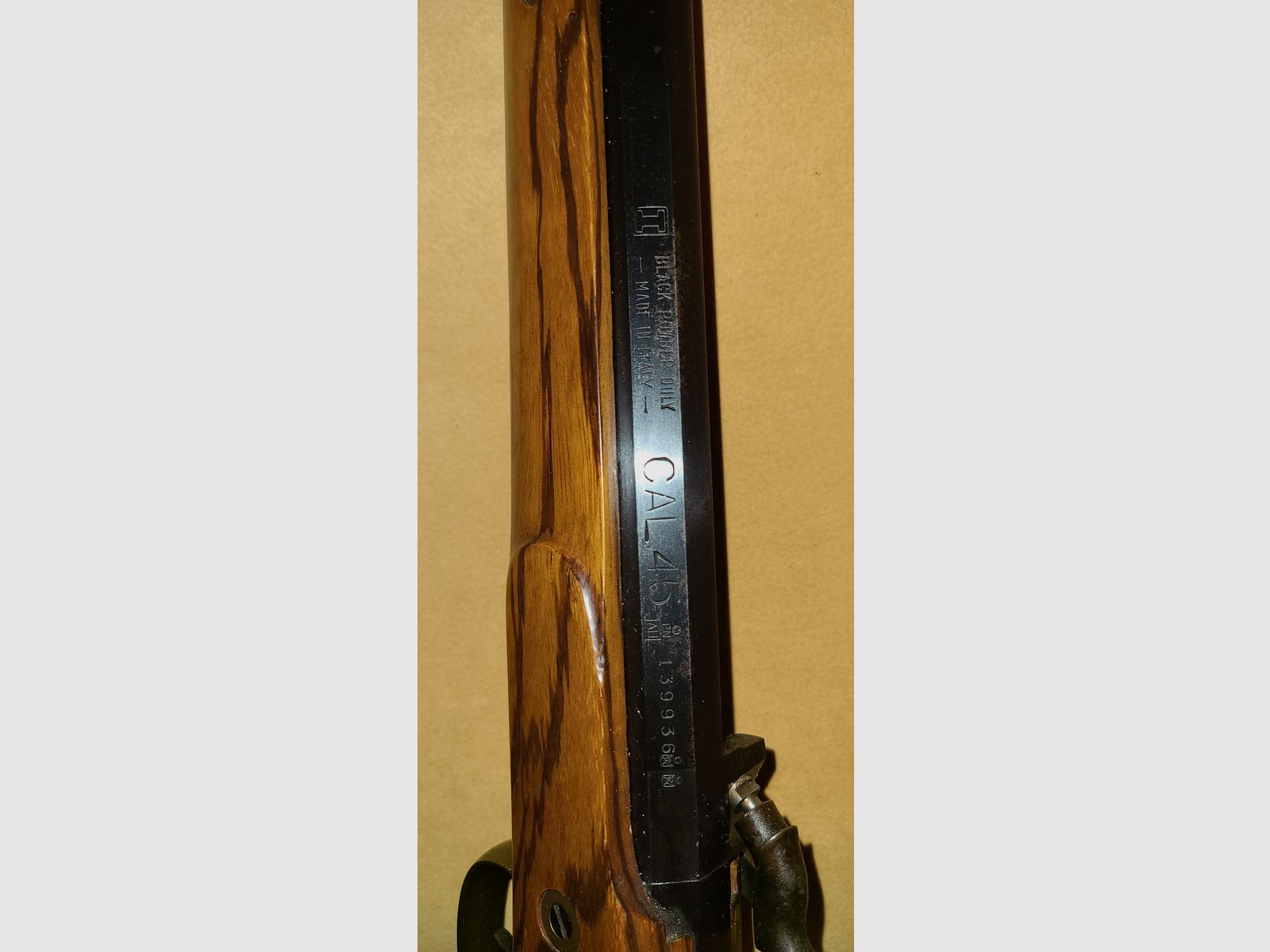 1x FUCILE A PERCUSSIONE / cal. 45 / AH / MARRONE NOCE / CASTAGNO /139936 / POLVERE NERA SCHWARZPULVER / CALCIO IN LEGNO / OTTIME CONDIZIONI