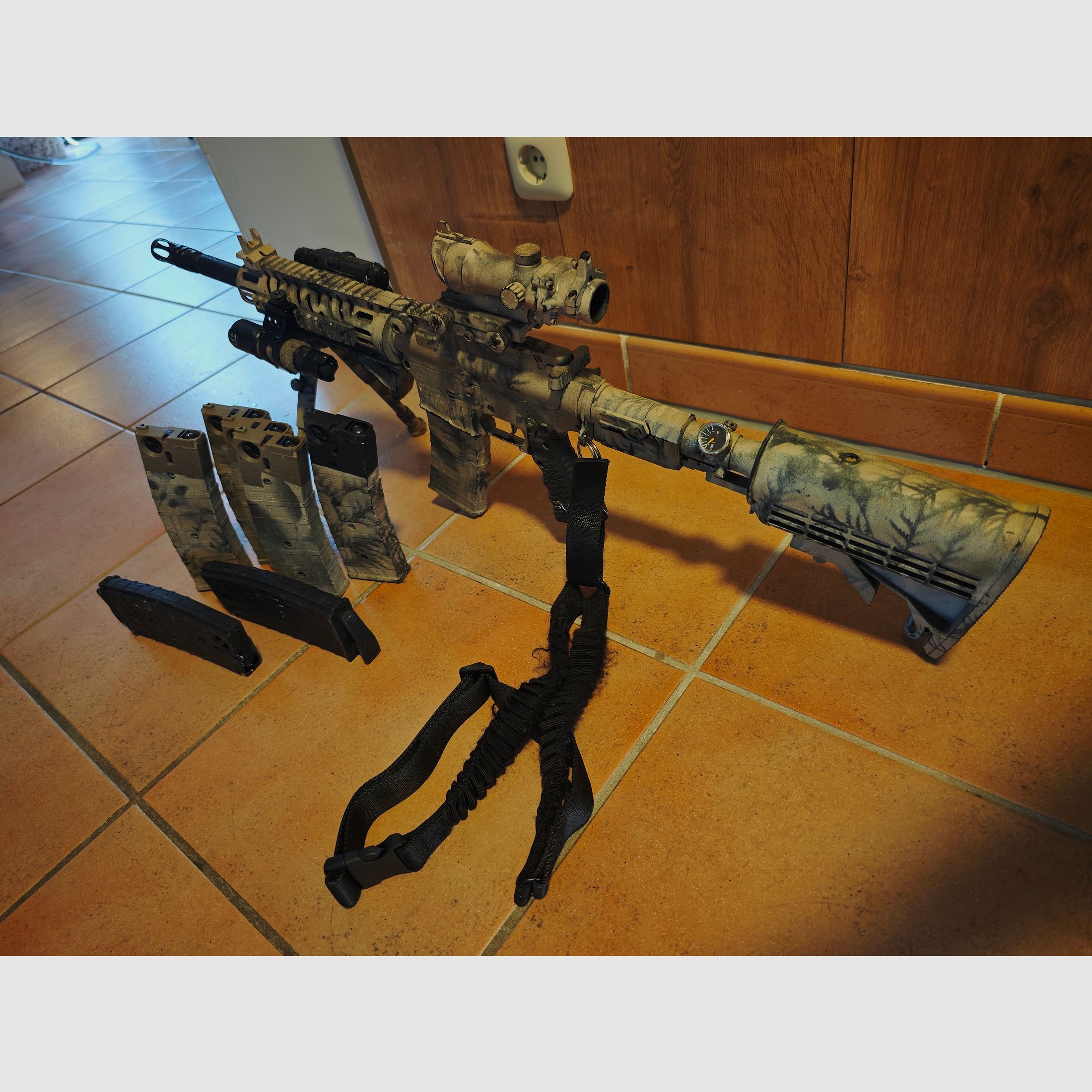 Tippmann TMC Camo z 8 magazynami i akcesoriami