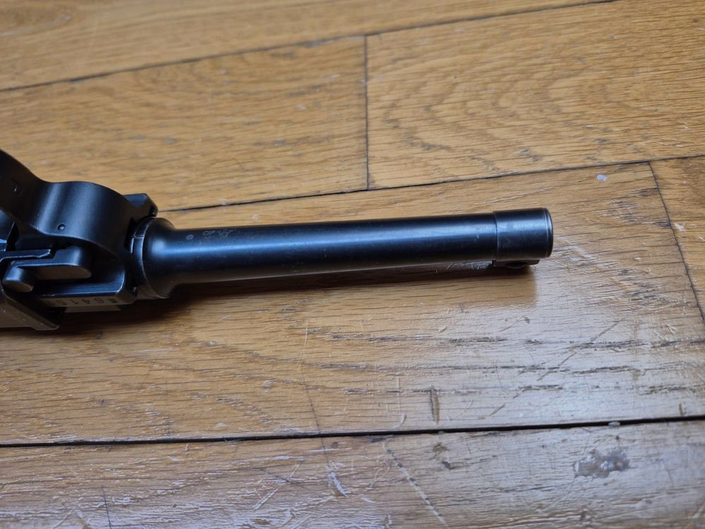 Sehr schöner Schweizer Luger P06/1929 – Kal. 7,65 Parabellum – Arsenal Bern 1942 – vollständig einheitliche Seriennummer – Magazin im Modell – Zustand wie neu!, Bild 11 von 23