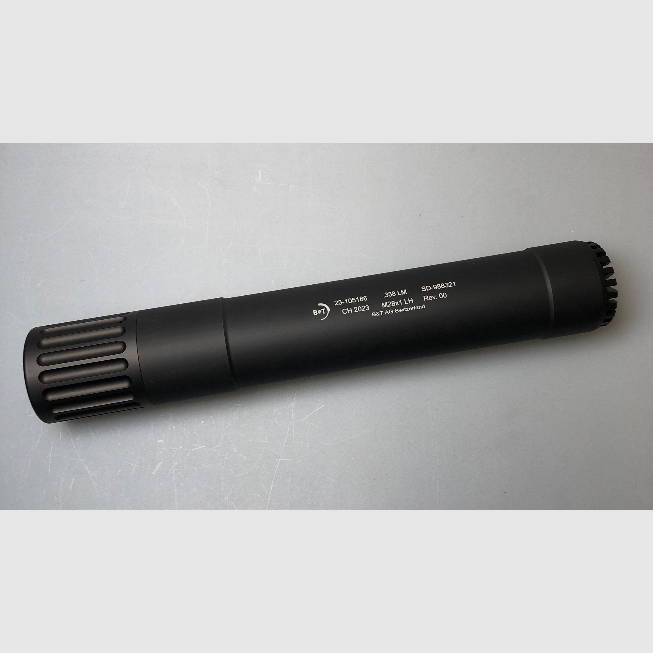 Schalldämpfer B&T AG Monoblock .338 Lapua Mag. , montiert über 3-Kammer Kompensator, Gewinde M28x1 Links, Multi-Y Endkappe zur optimierten Unterdrückung des Mündungsfeuers