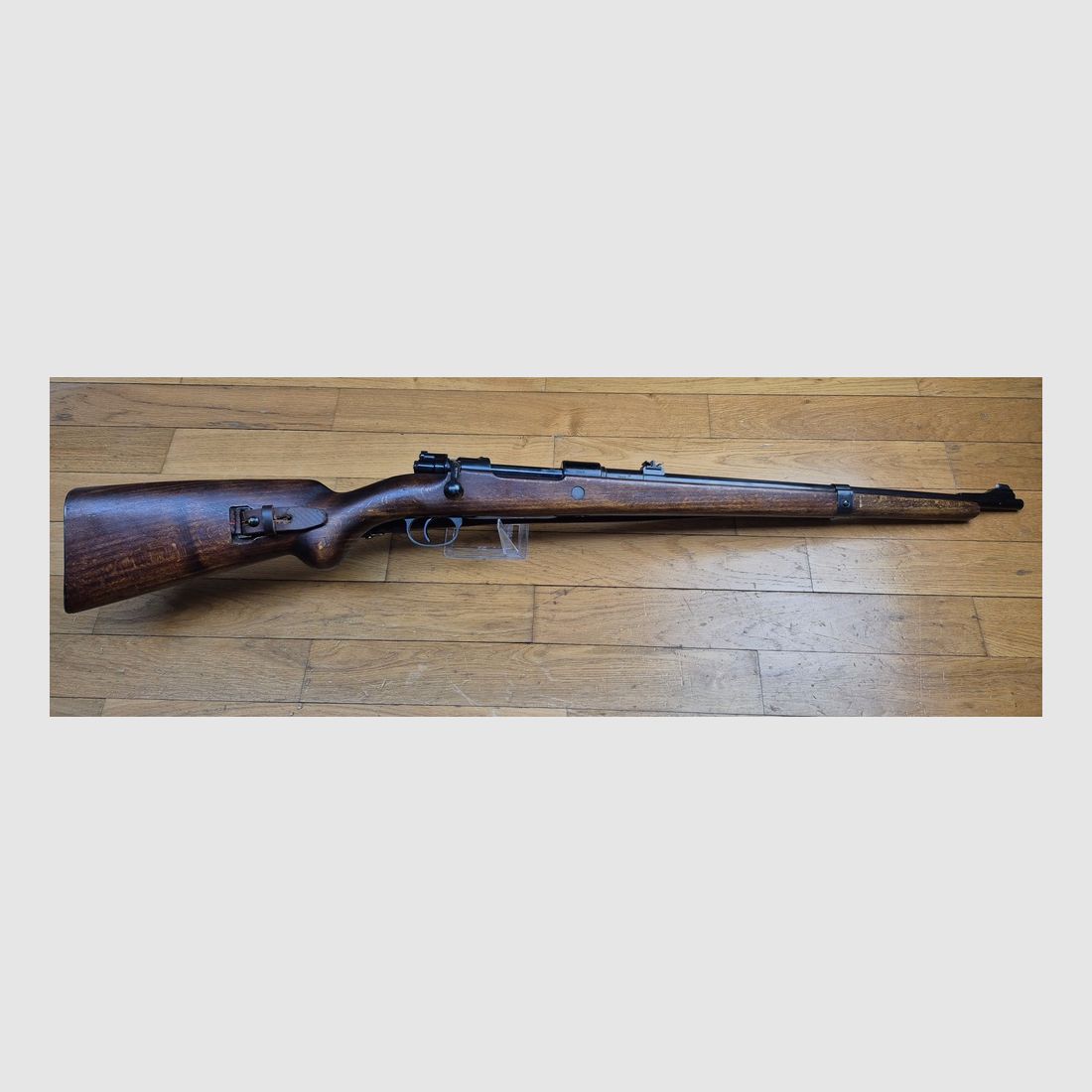 Seltene Zollkarabiner « ZollKarabiner » Heym 1952 – Seltene Waffe aus der Zeit vor der Wiedergründung der Bundeswehr 1955 – Kal. 8×57 IS – Ultra hochwertige Fertigung von Heim – Perfekte Mechanik und Anpassungen – Wunderschöner Lauf – Mononummer – Letzte Vertreterin des Systems 98 in Deutschland – Seltene Dienstwaffe in TBE++, Bild 2 von 28