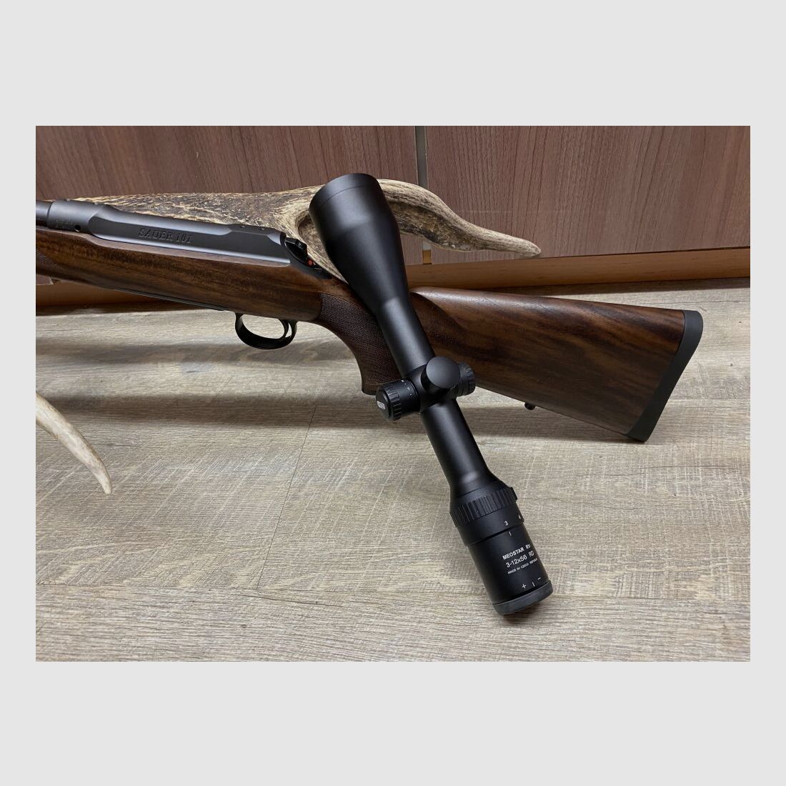 Sauer 101 Artemis, mit Meopta MeoStar R1r 3-12x56 RD