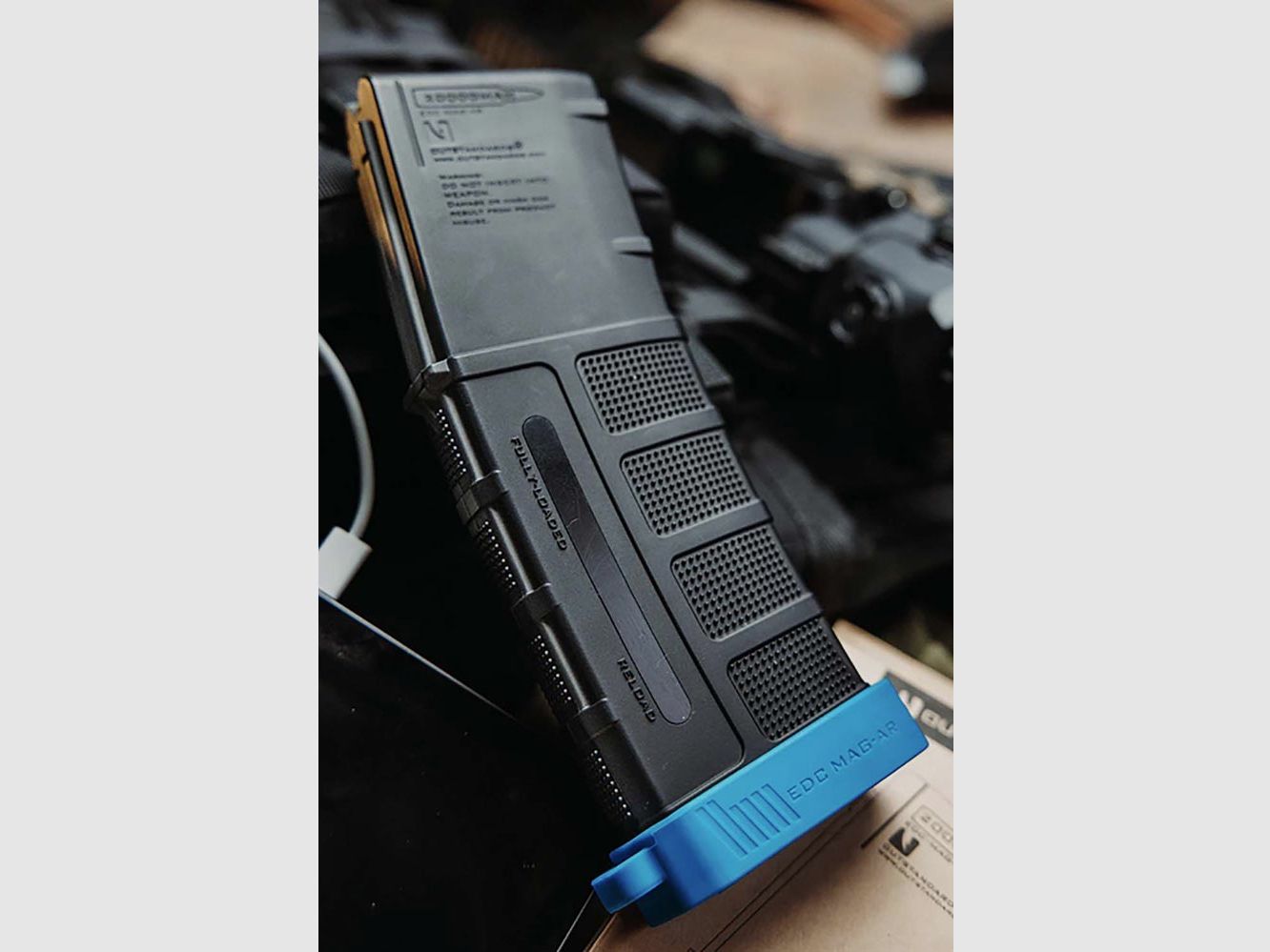 OUTSTANDARDS EDC MAG AR SCHWARZ POWERBANK 20000mAh/76Wh