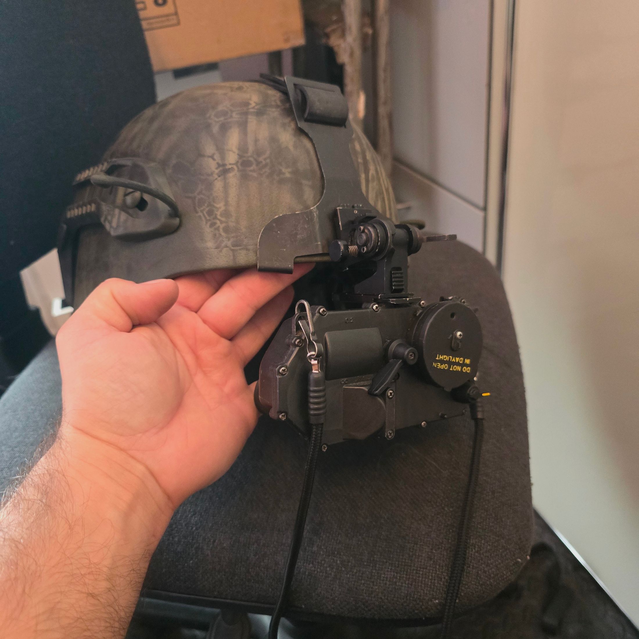 Nachtsichtgerät Restlichtverstärker mit Helm-Montage und Tragekappe, also zum Tragen ohne Helm