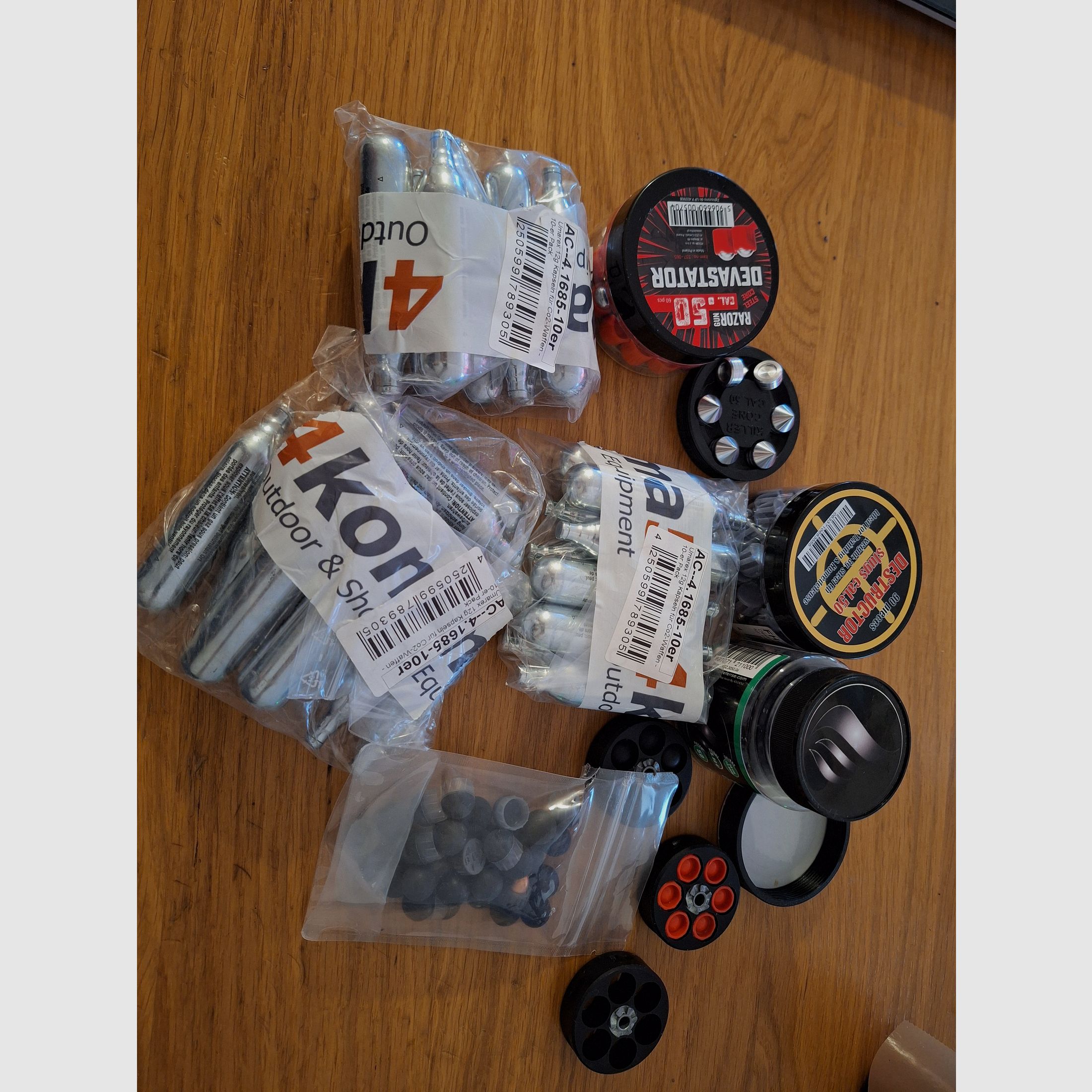 Zestaw gigantyczny dla HDR 50 CO2 rewolweru, trzy magazynki, różne pociski, kartusze CO2