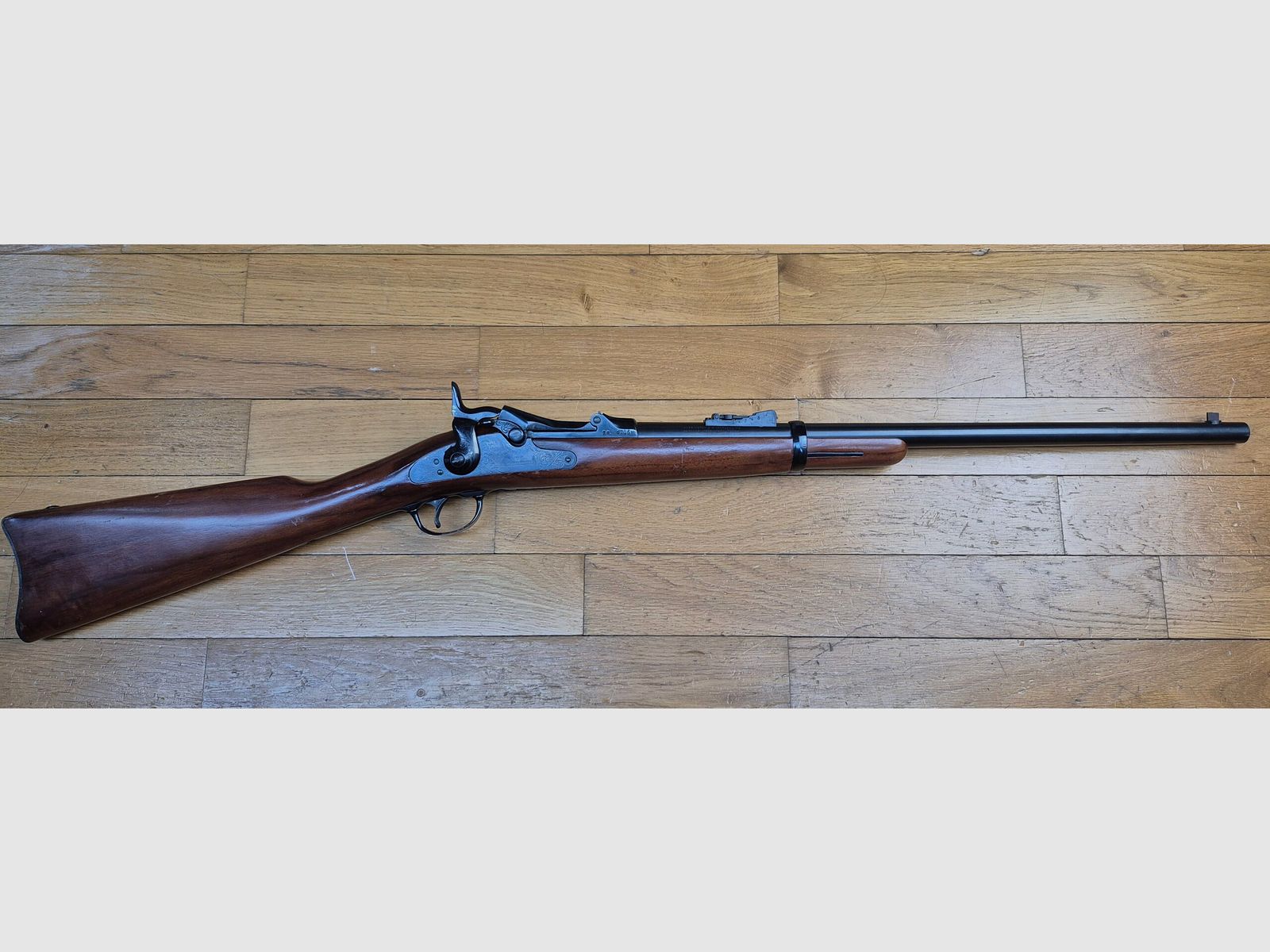 Wspaniała karabina Springfield Trapdoor Model 1873 – Model oficerski – Produkcja USA przez Harrington & Richardson – Broń z 1973 roku – Kaliber 45-70 Gvt – Broń z Little Big Horn – Wspaniałe wykończenia – Drewno najwyższej jakości i marmurkowe części metalowe – Mechanika w doskonałym stanie – Nowa lufa 22 cale – TBE+++, zdjęcie 2 z 39