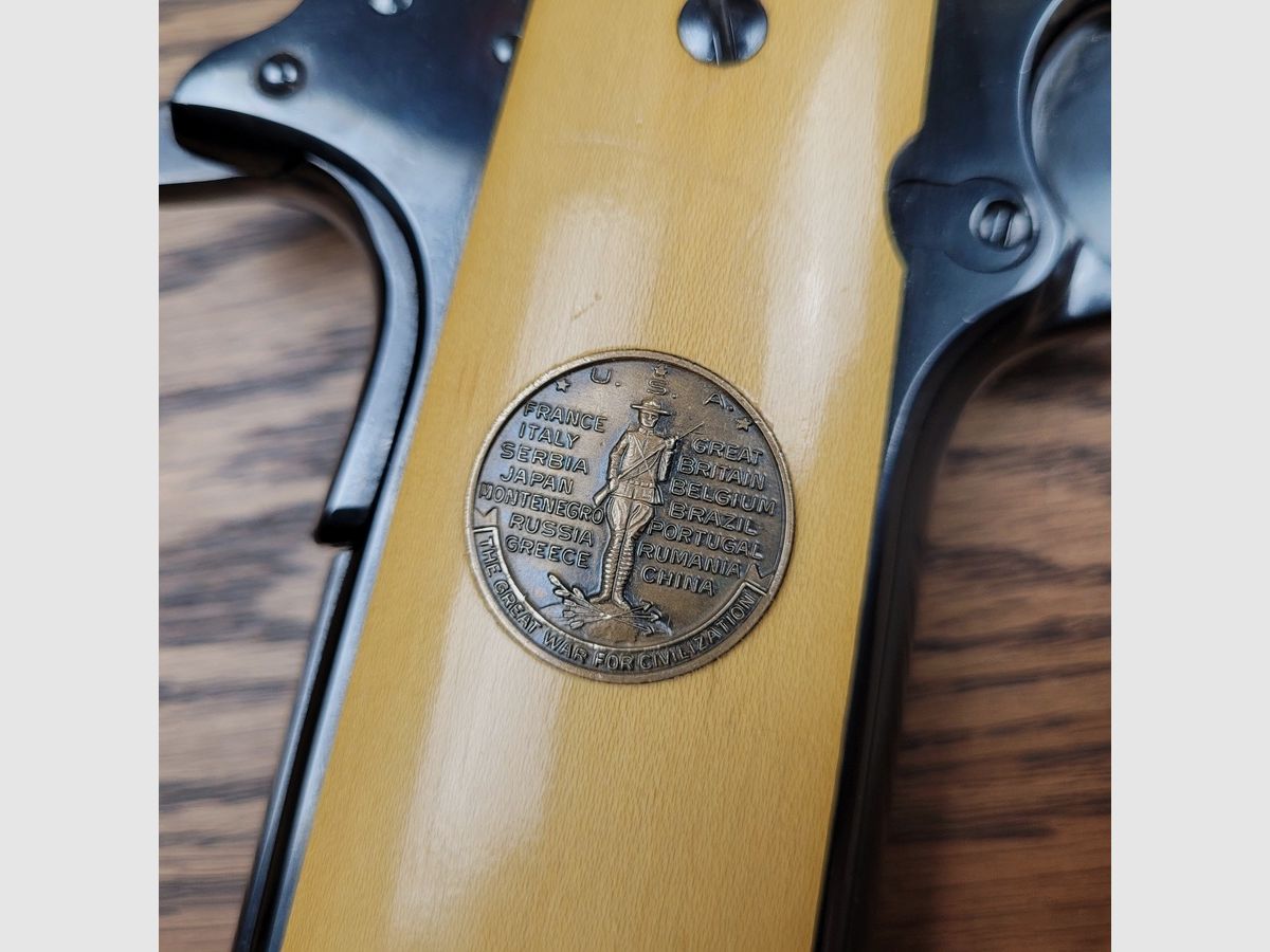 UNIQUE ! Rarissime Colt 1911 (nicht 1911 A1) Gedenkstück zur Zweiten Schlacht an der Marne 1918 – Schöpfung von 1968 – Außergewöhnliche Qualität vor Serie 70 – Luxuriös graviert und brüniert und 100% funktionsfähig – Rarität in Europa – Neuwertiger Zustand!, Bild 4 von 28