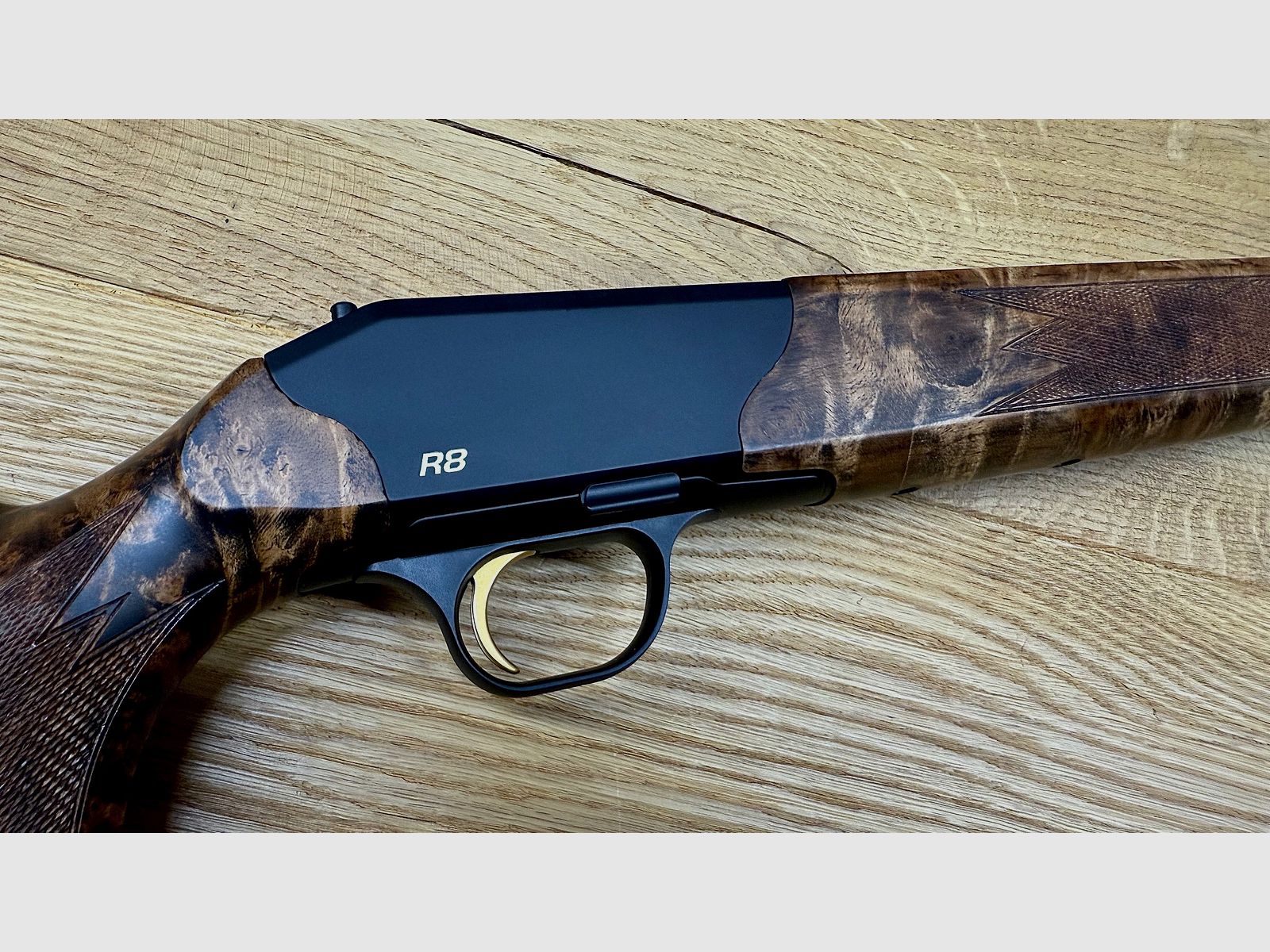Blaser R8 Custom Schaft mit Gehäuse/System // HK 9-10 // R8 Logo und Abzug in gold // TRAUMSCHAFT